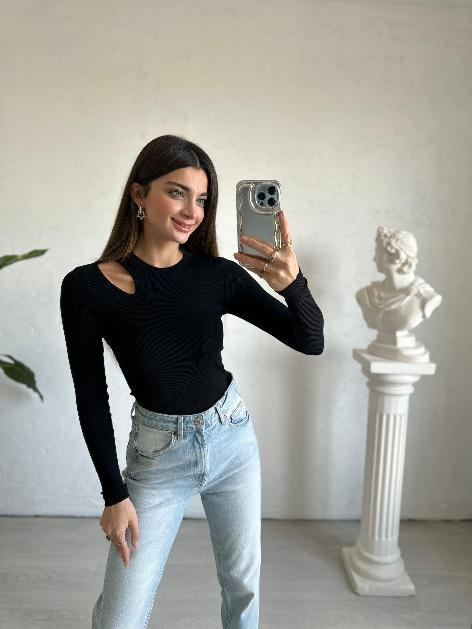 Siyah Omuz Detaylı Triko Bluz