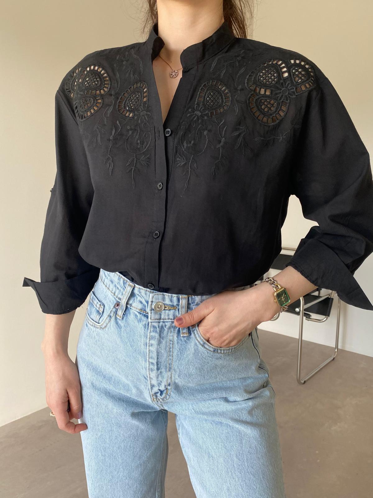 Siyah Roşelya Detaylı Hakim Yaka Gömlek