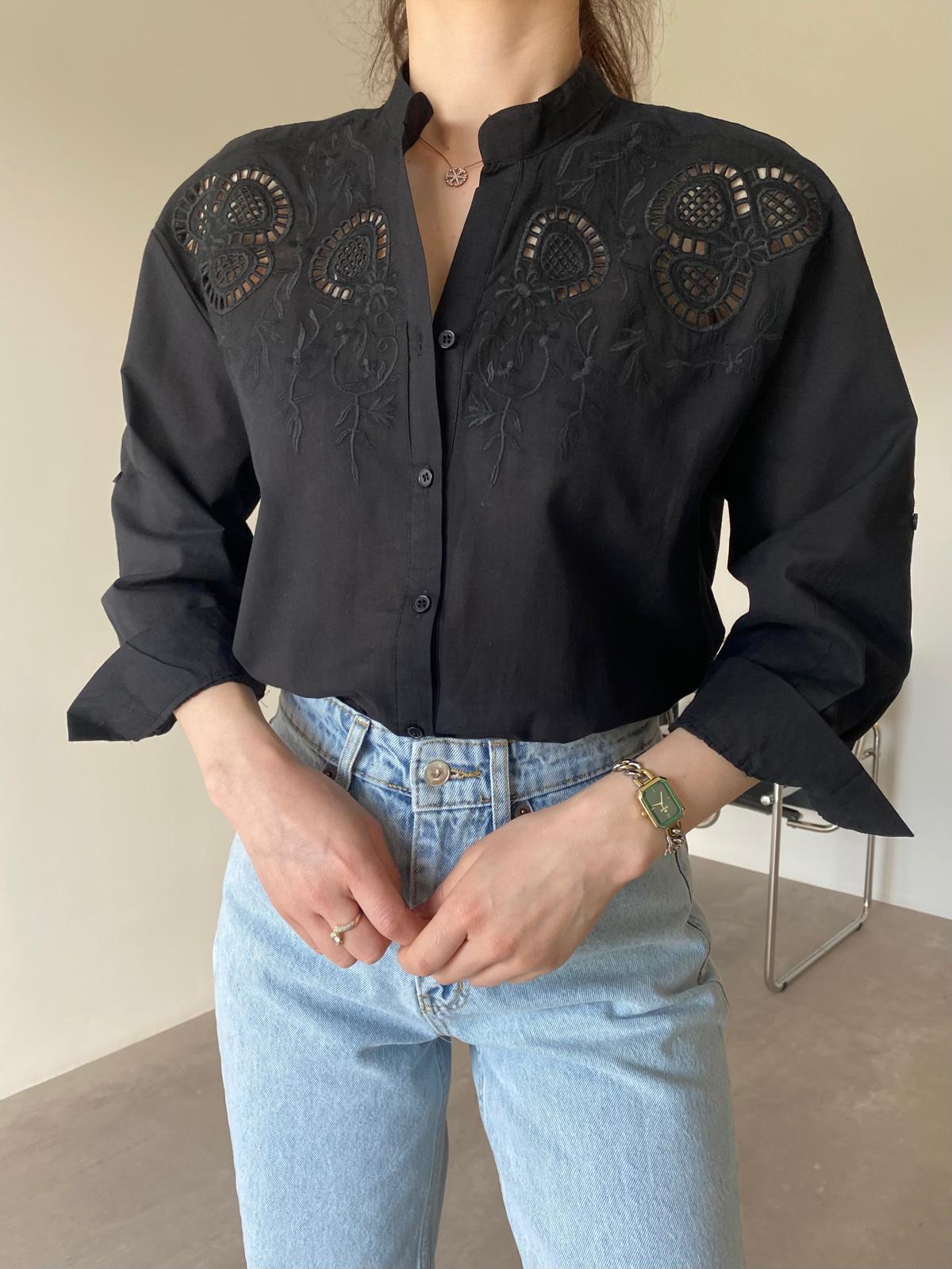 Siyah Roşelya Detaylı Hakim Yaka Gömlek