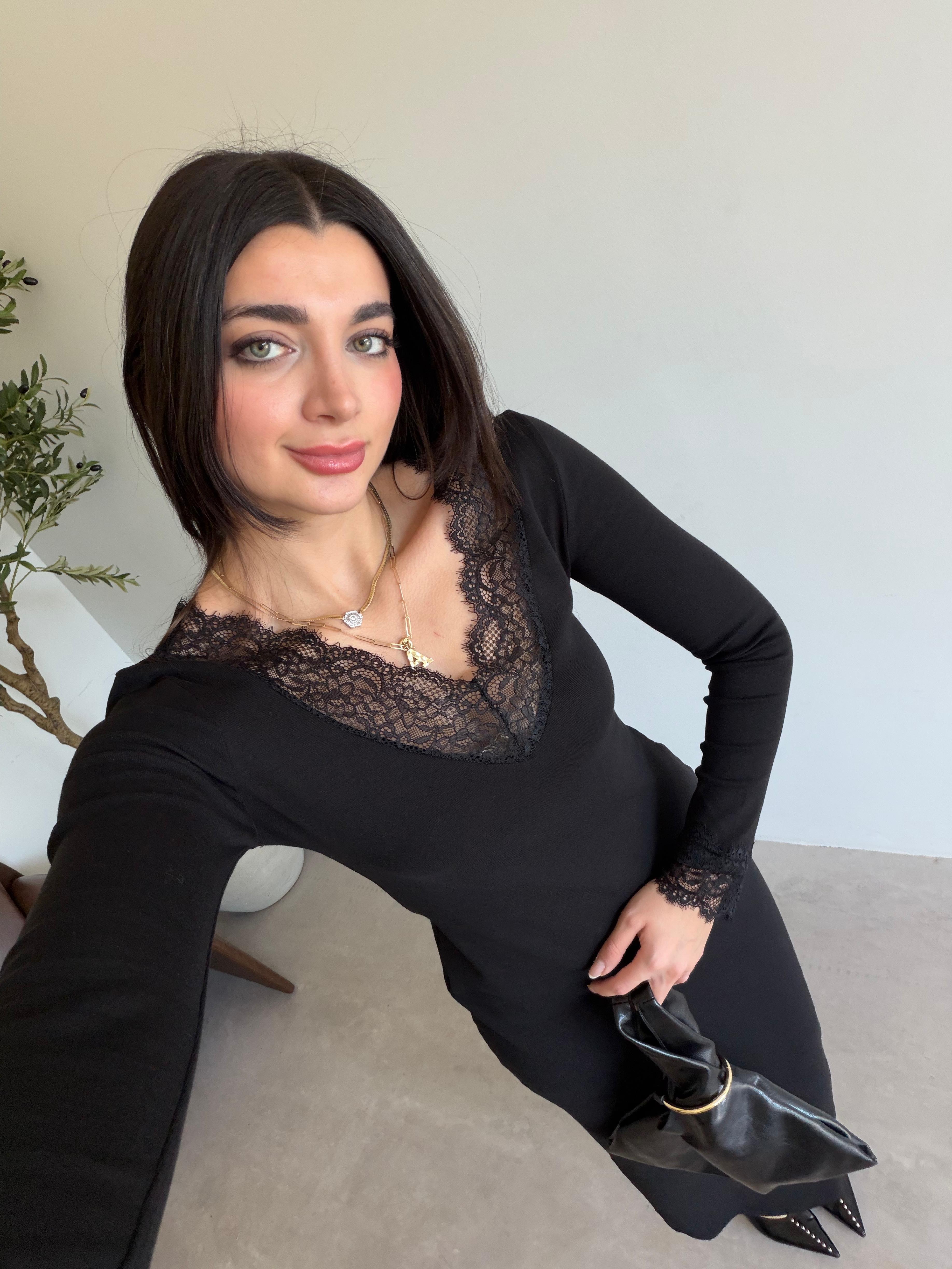 Siyah V Yaka Dantelli Elbise