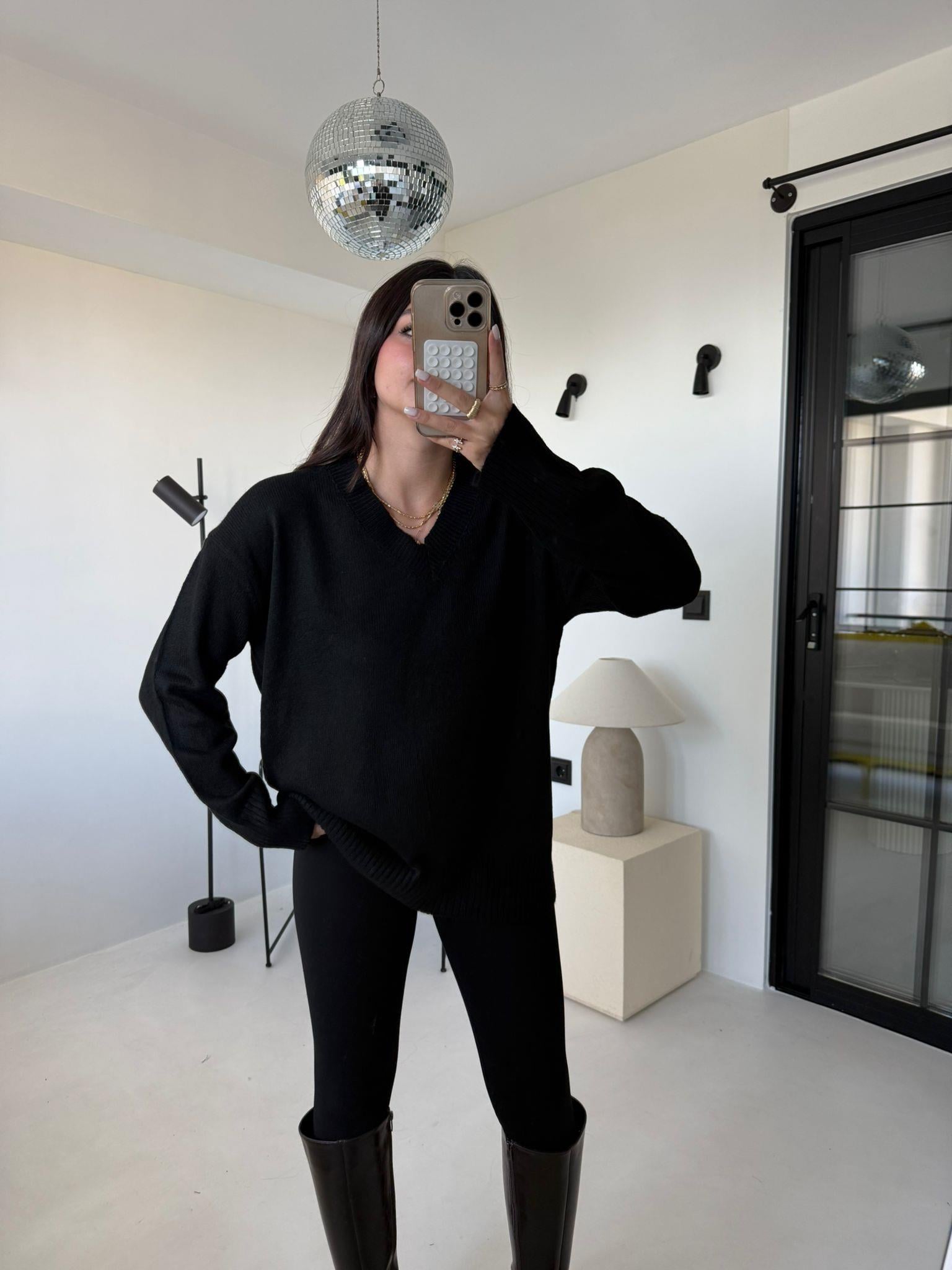Siyah V Yaka Oversize Kazak