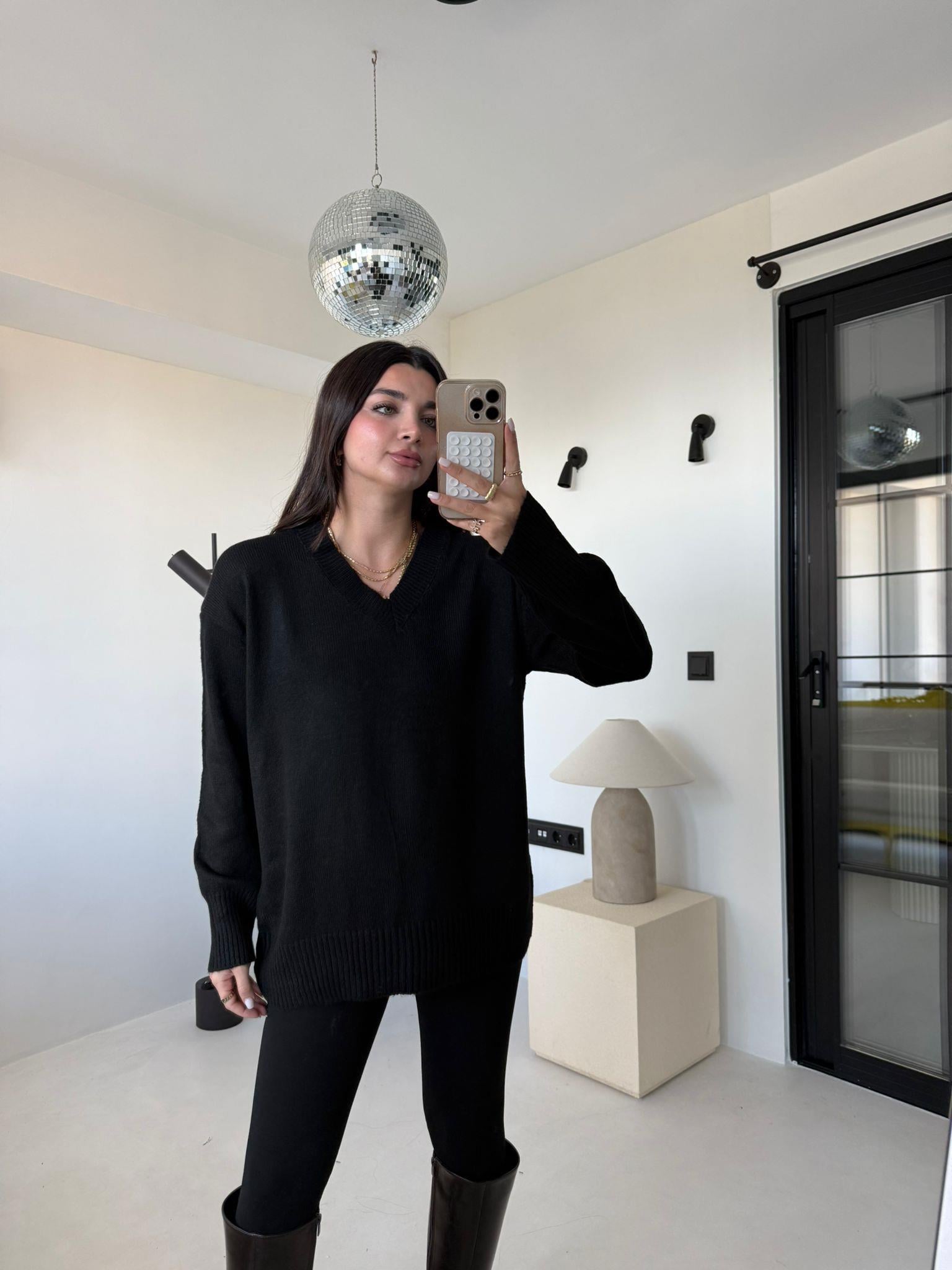 Siyah V Yaka Oversize Kazak