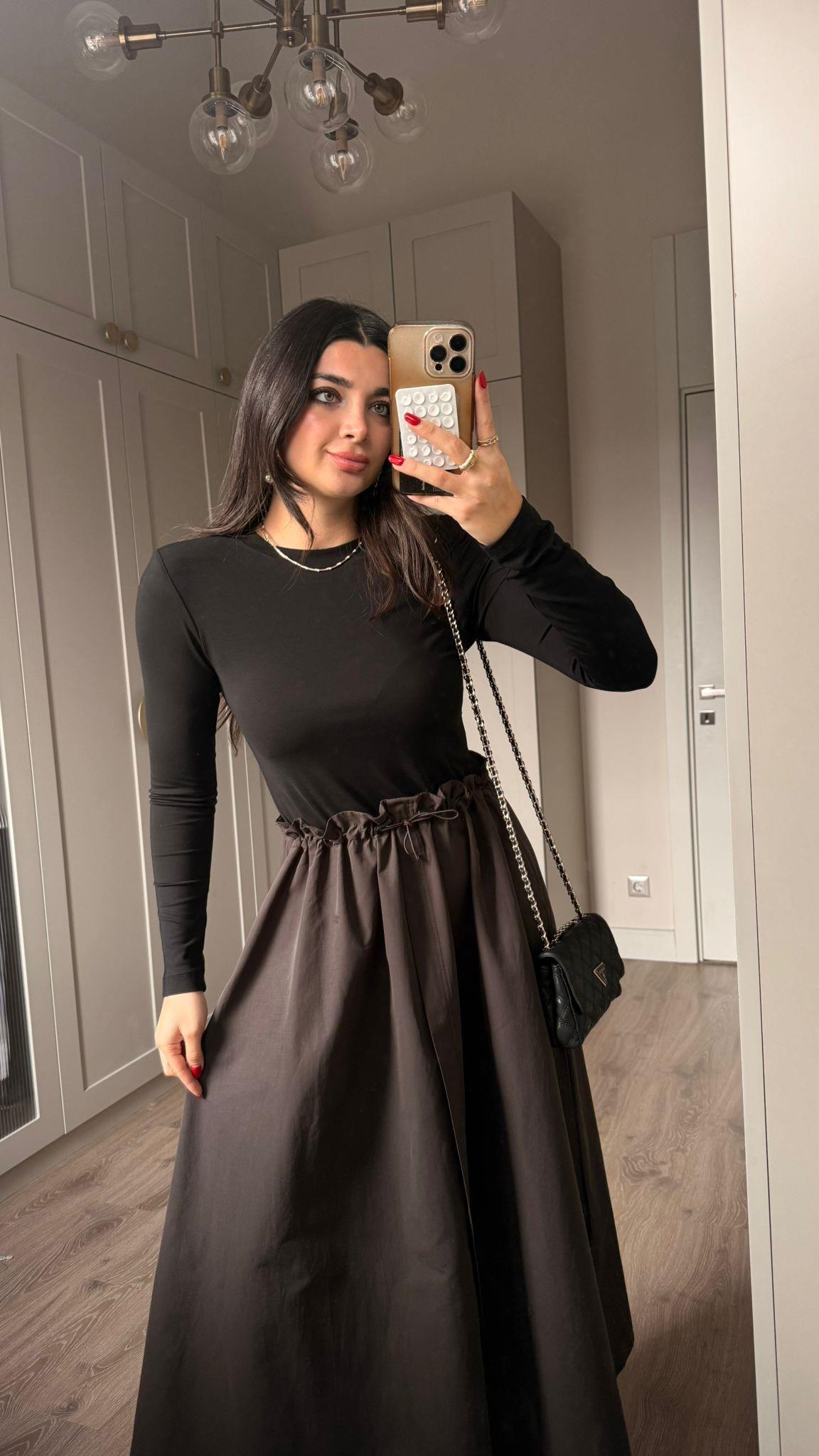 Siyah Vatkalı Beli Büzgülü Elbise