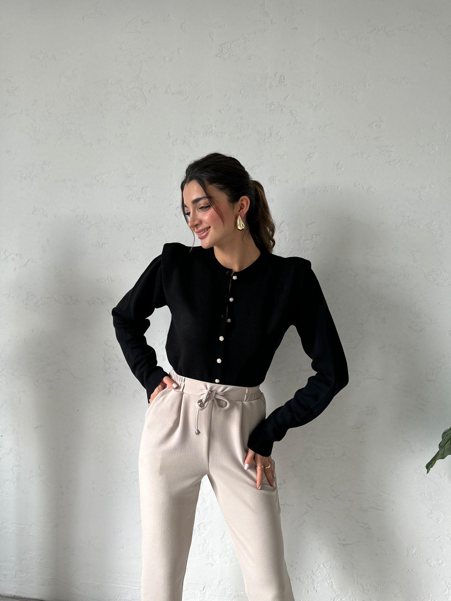 Siyah Vatkalı İnci Düğmeli Hırka