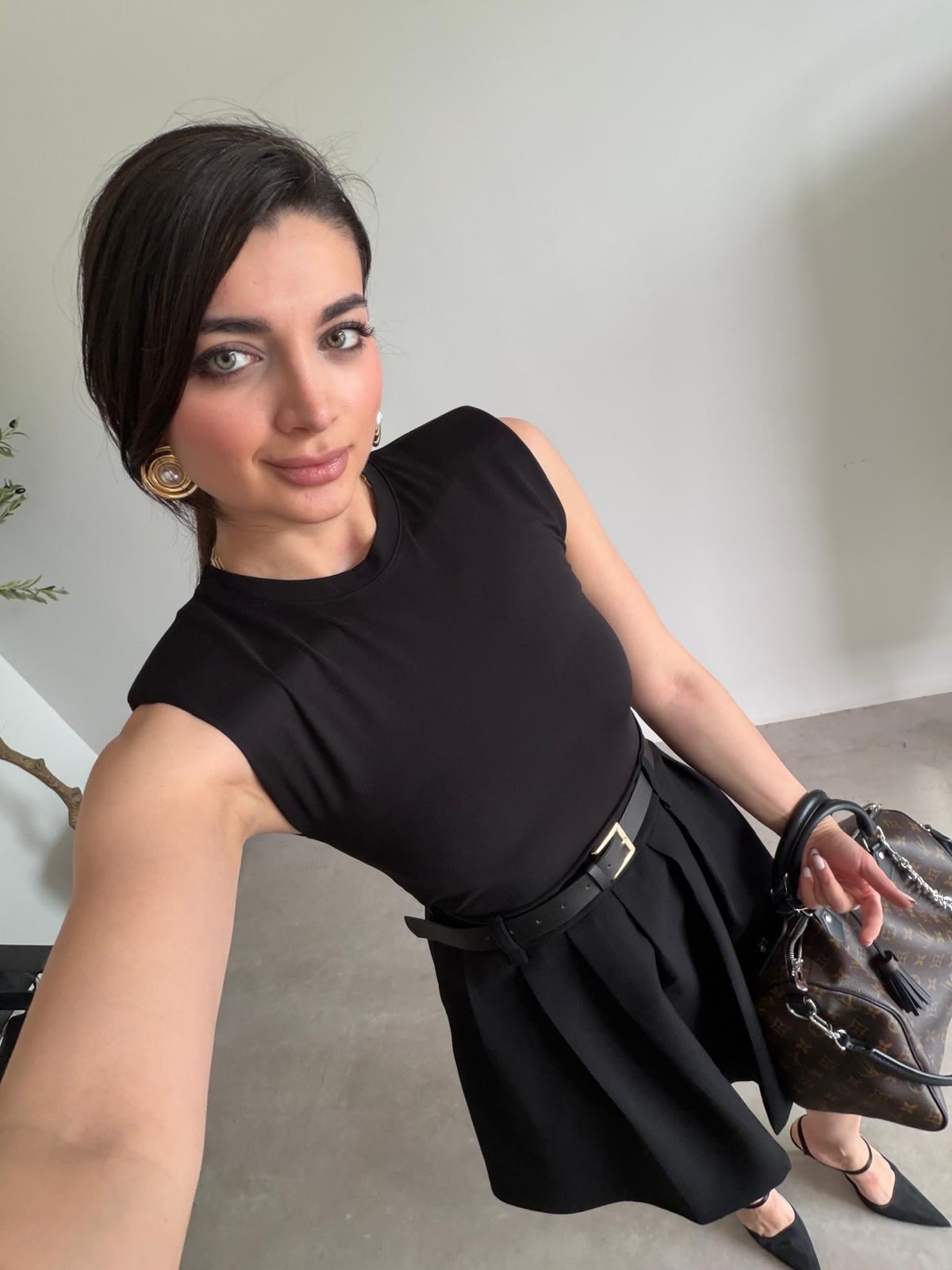 Siyah Vatkalı Sıfır Kol Kemerli Elbise