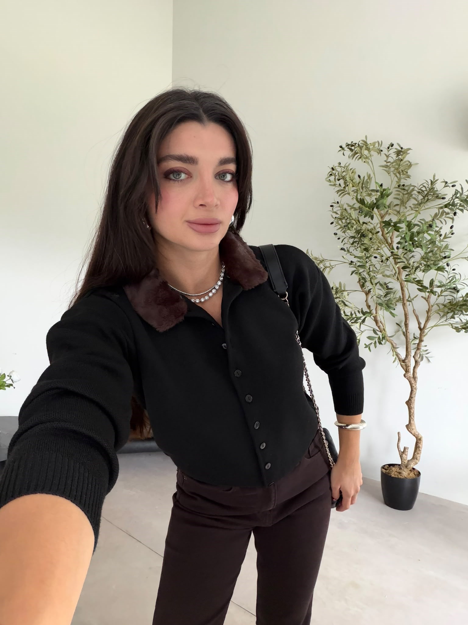 Siyah Yakası Kürklü Triko Hırka