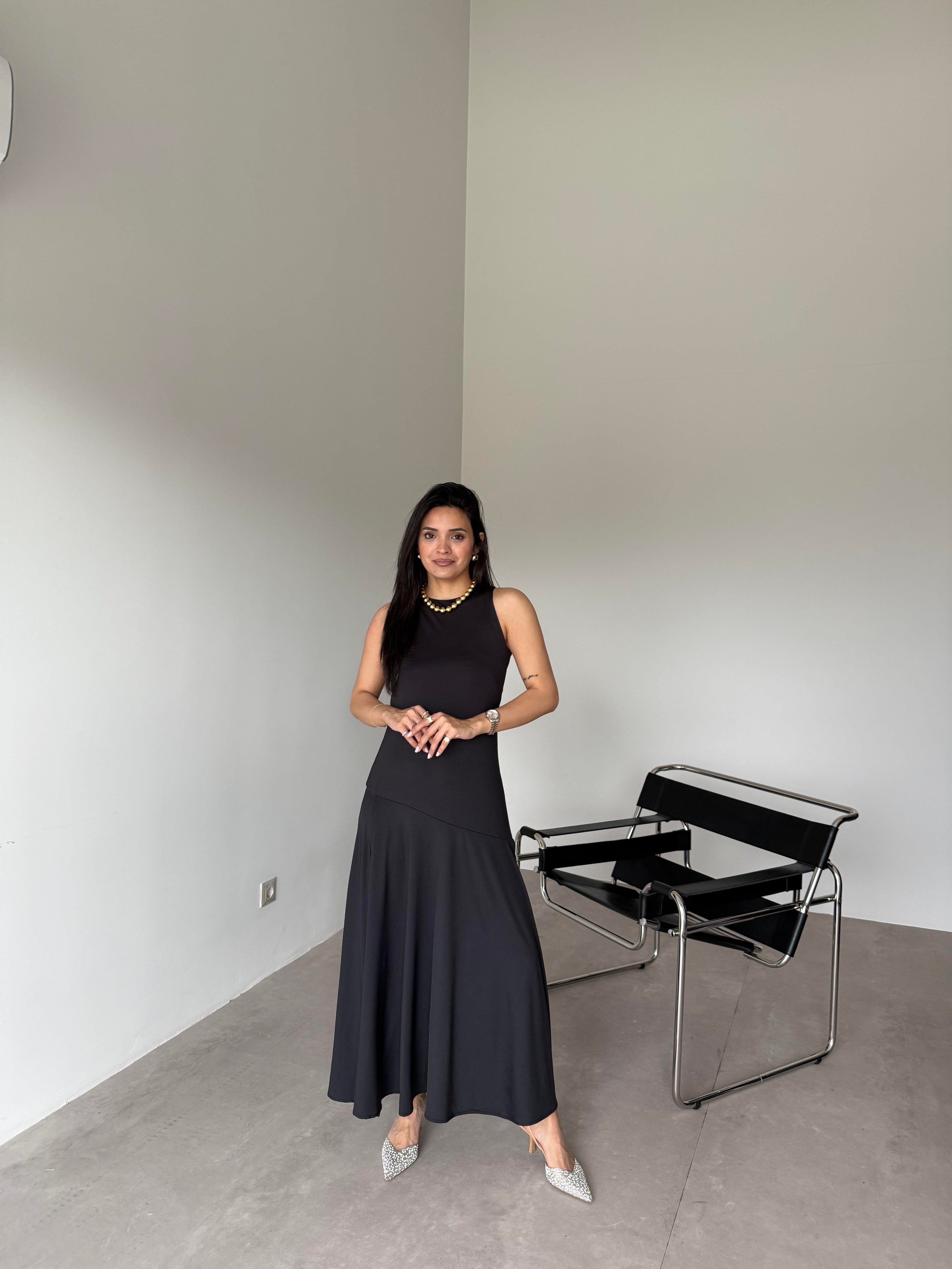 Siyah Yırtmaçlı Sıfır Kol Elbise