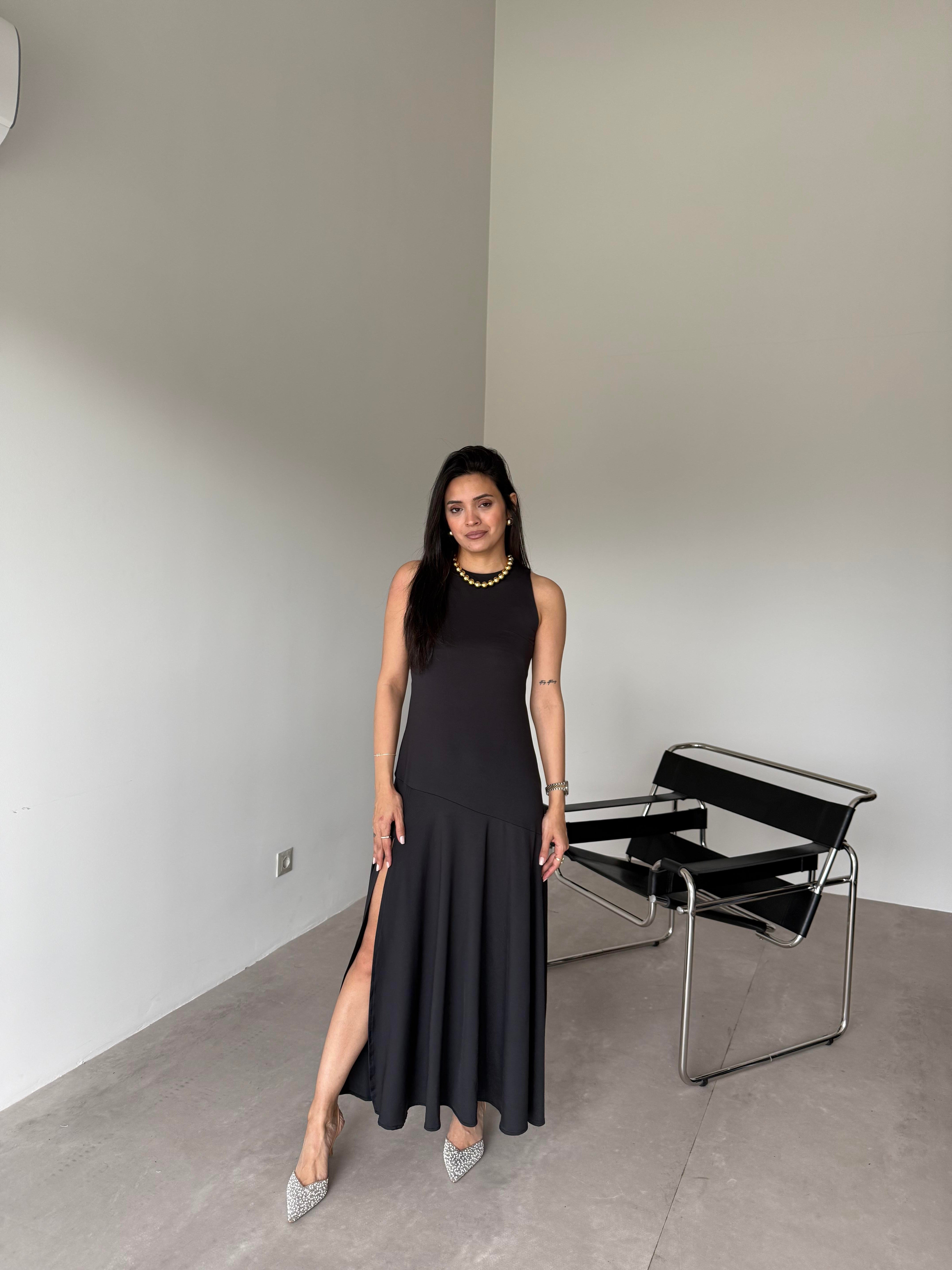 Siyah Yırtmaçlı Sıfır Kol Elbise