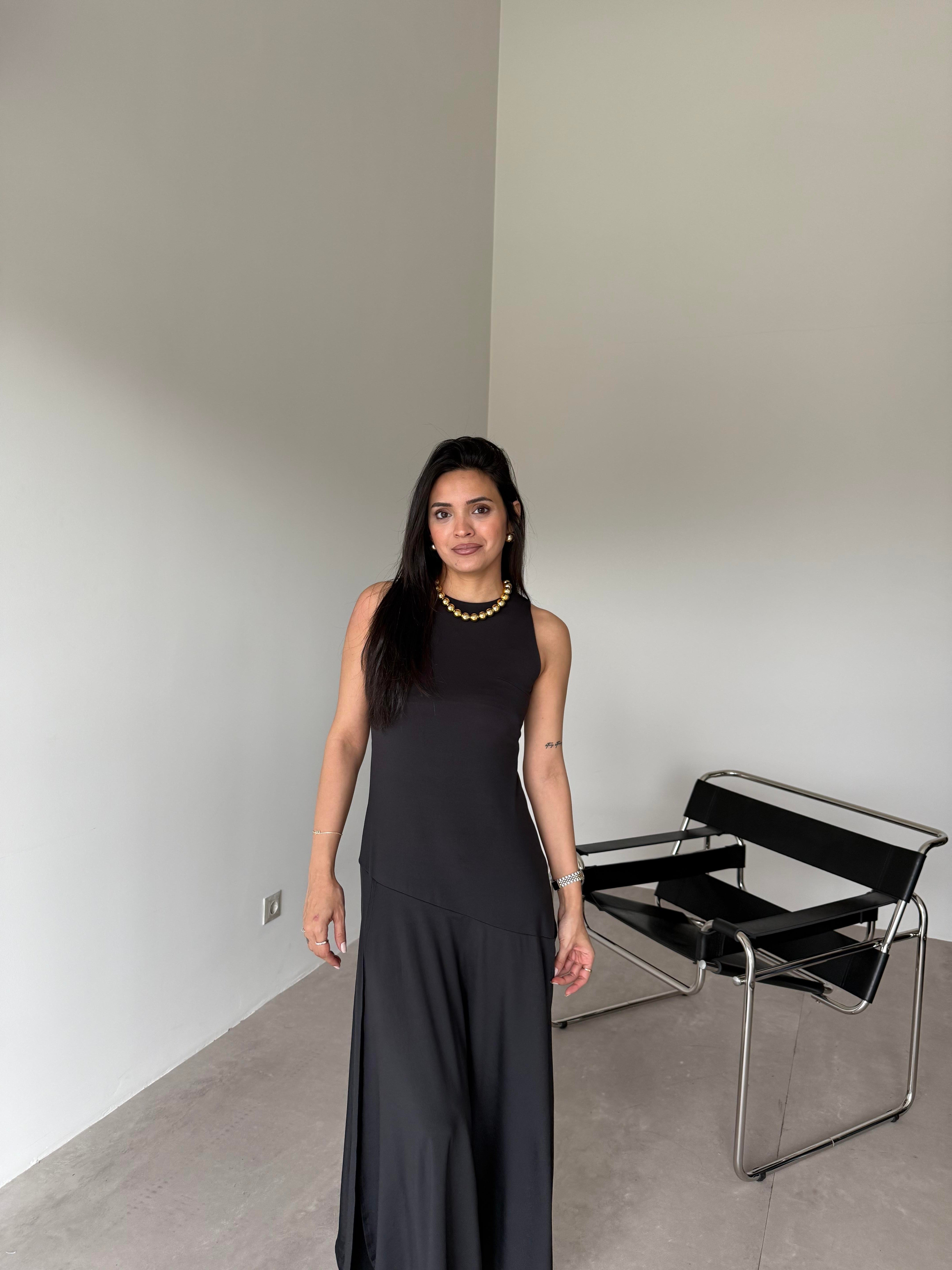 Siyah Yırtmaçlı Sıfır Kol Elbise