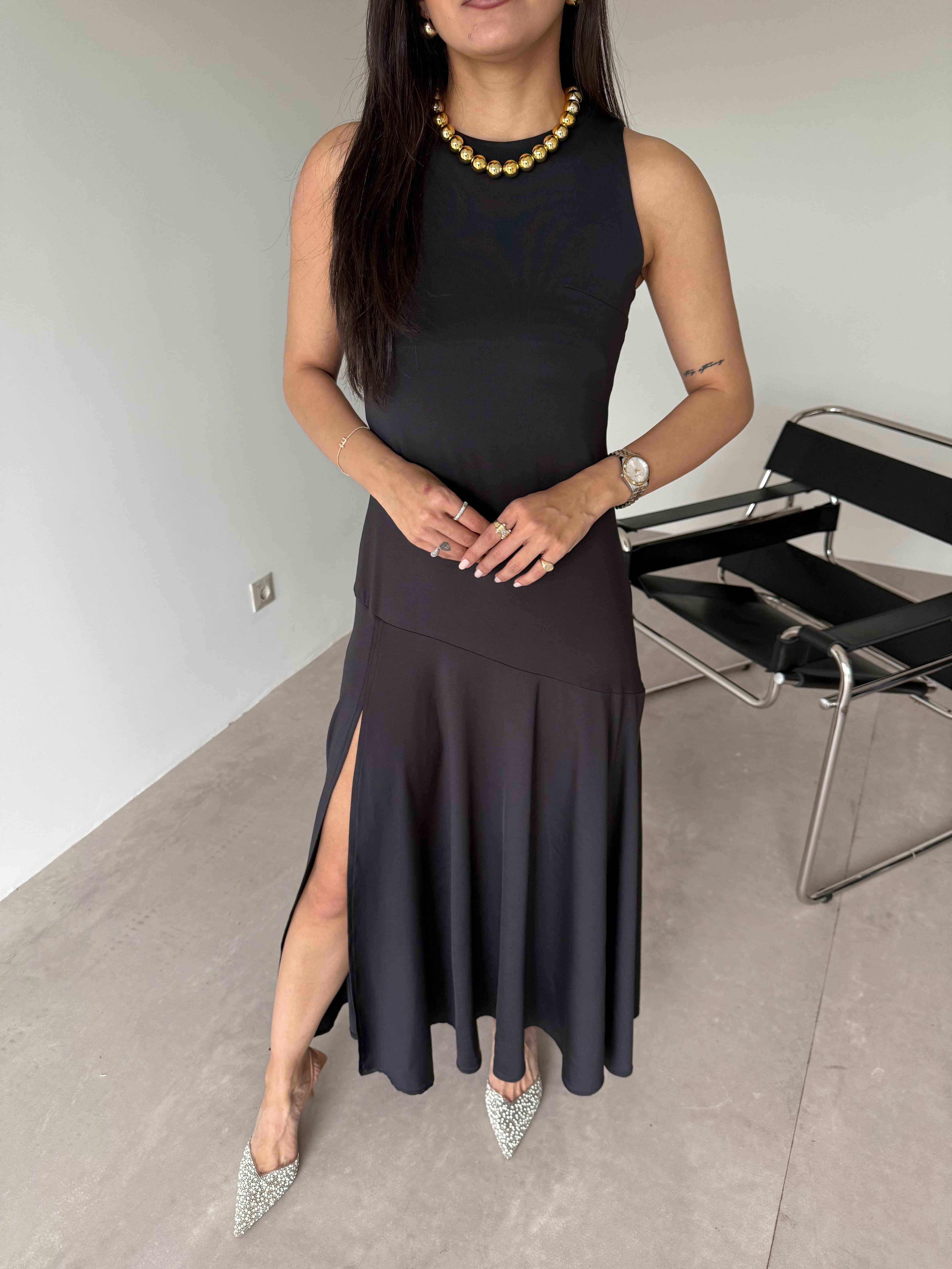 Siyah Yırtmaçlı Sıfır Kol Elbise