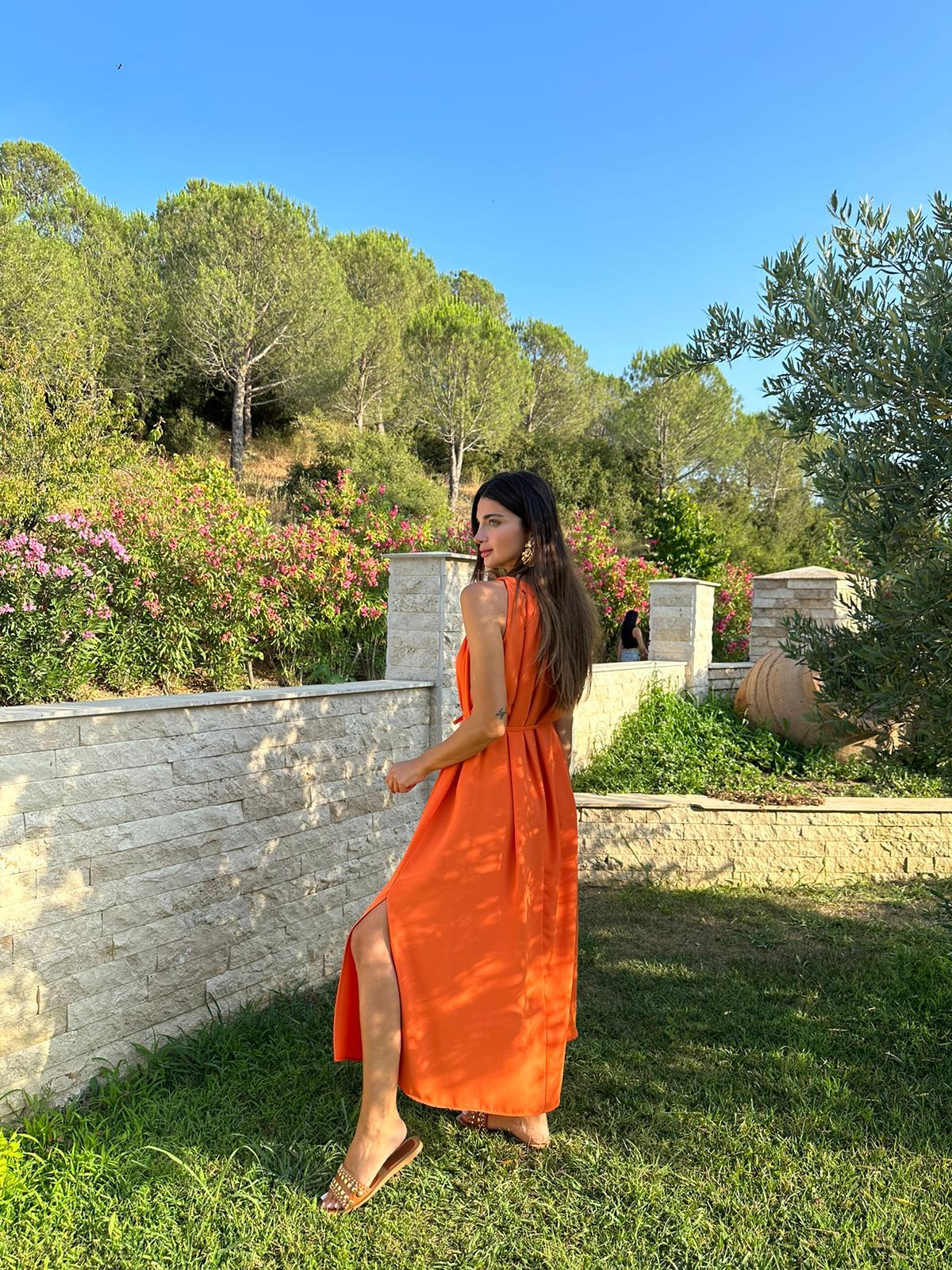 Turuncu Yakası Büzgülü Elbise
