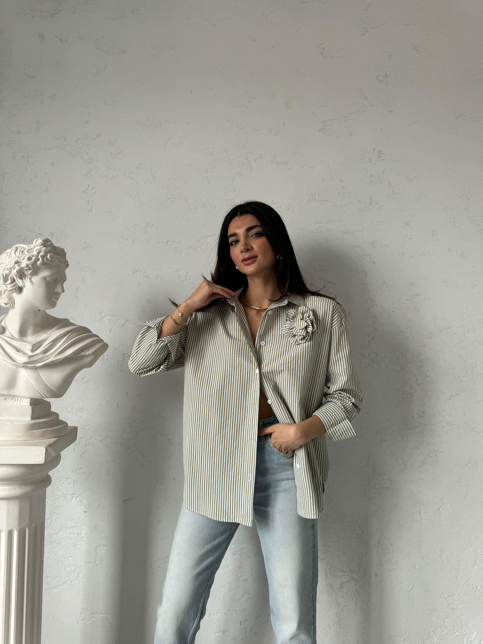 Yeşil Çizgili Broş Detaylı Gömlek