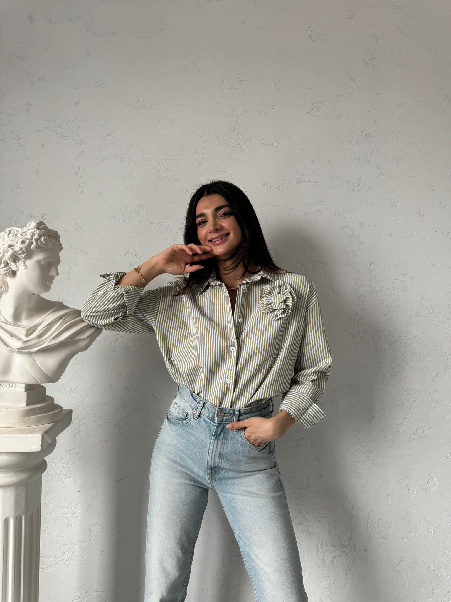 Yeşil Çizgili Broş Detaylı Gömlek