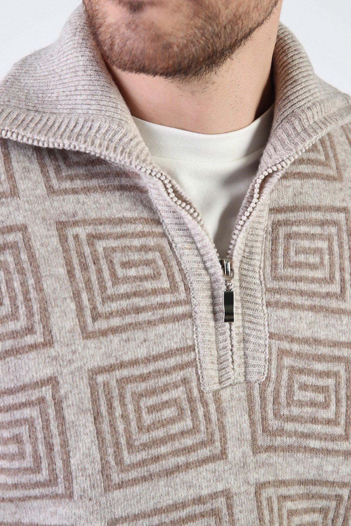 Ferraro A.Bej Kare Desenli Dik Yaka %100 Kuzu Yünü Erkek Kazak