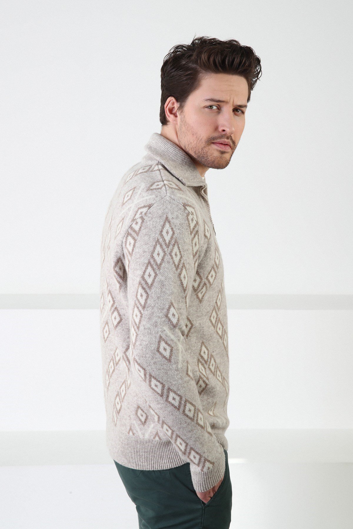 Ferraro A.Bej Kare Desenli Dik Yaka %100 Kuzu Yünü Erkek Kazak