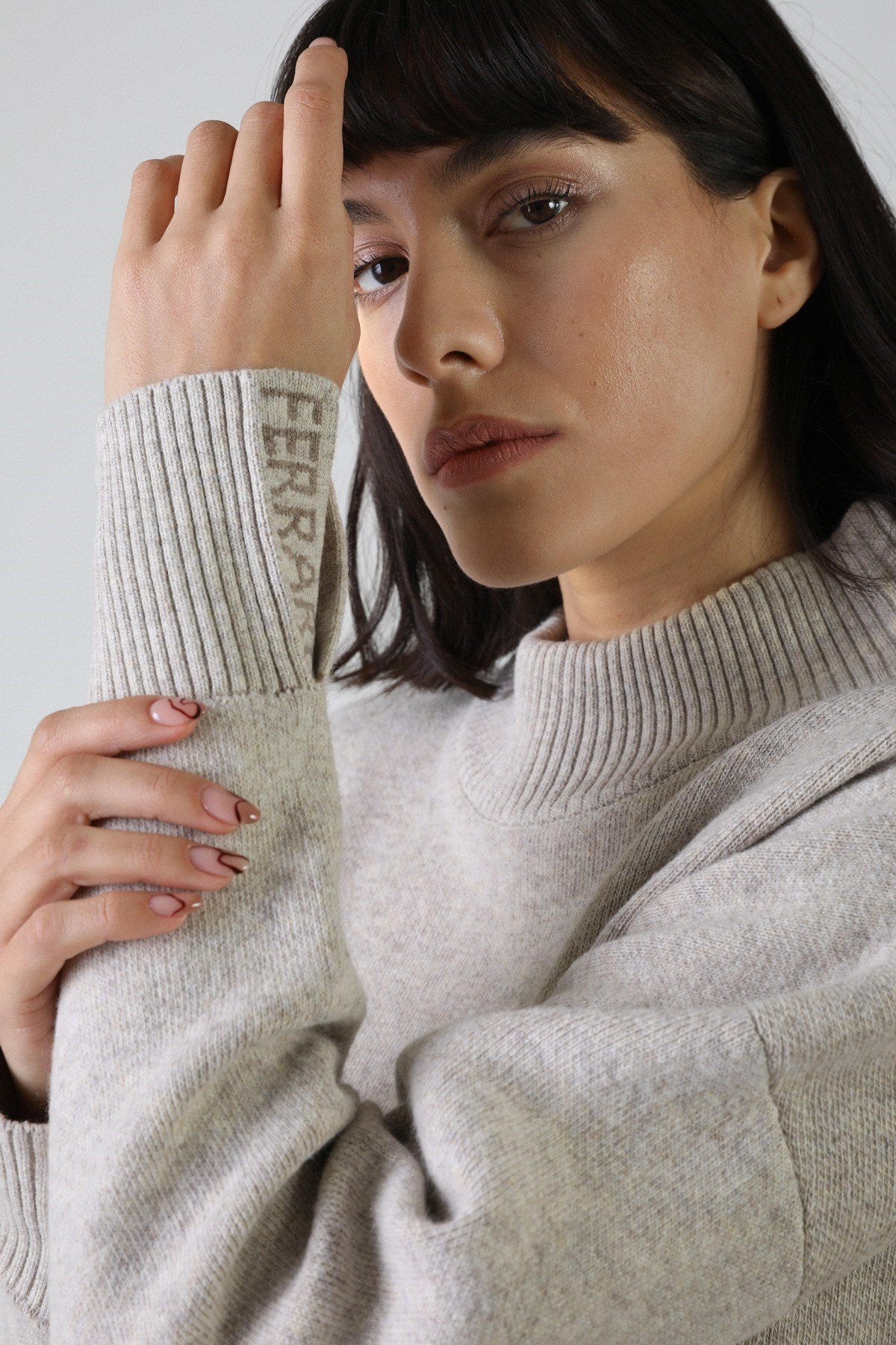 Ferraro A.Bej Kol Detaylı Yarım Balıkçı Yaka Kaşmirli Kadın Triko Kazak