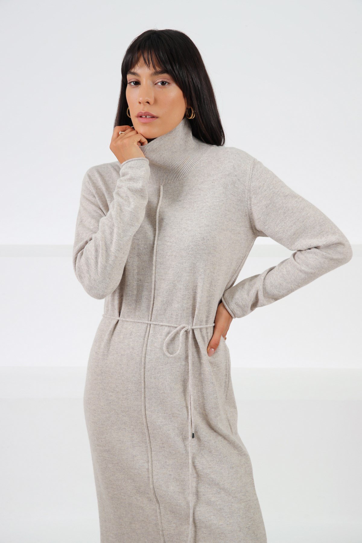 Ferraro A.Bej Uzun Kollu Balıkçı Yaka Yırtmaçlı Kadın Triko Elbise