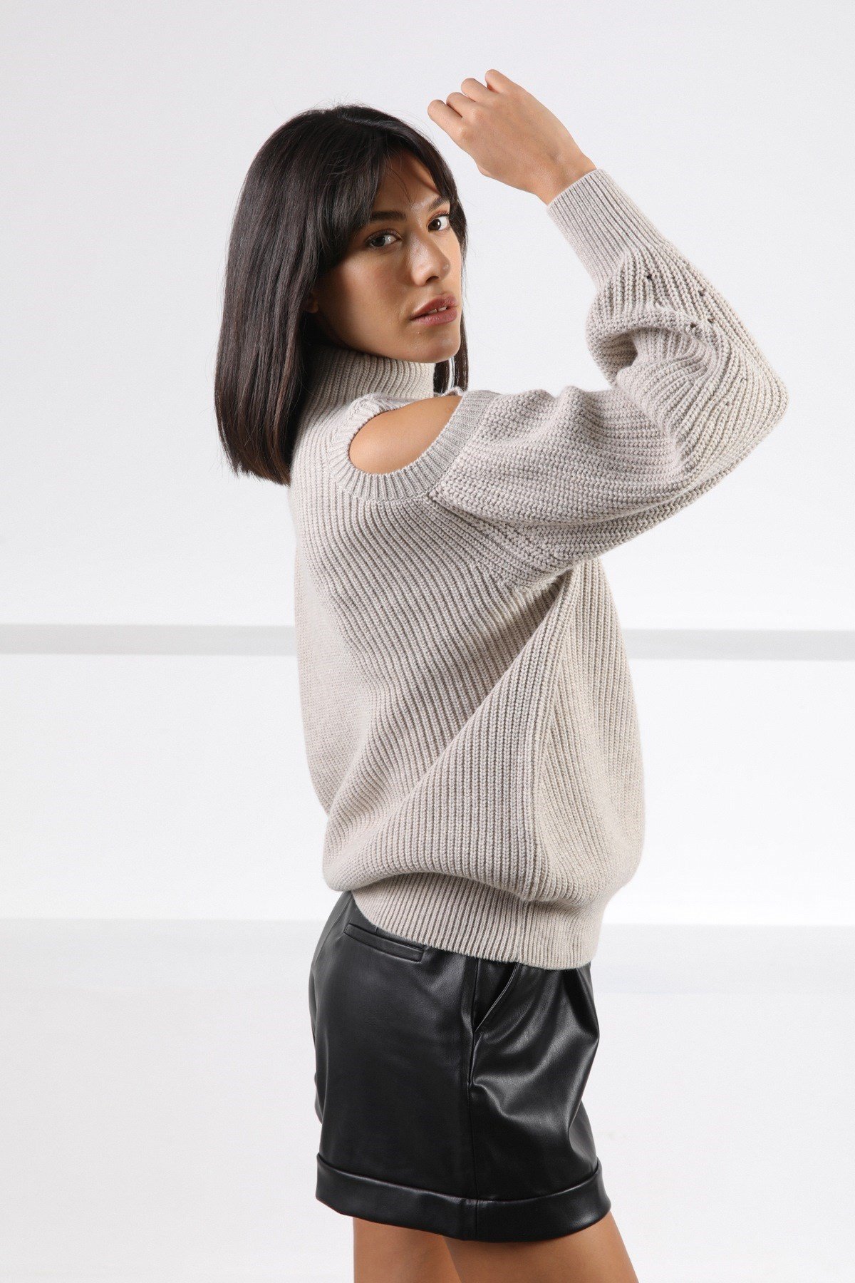 Ferraro A.Bej Uzun Kollu Omuz Detaylı Kaşmirli Kadın Triko Kazak