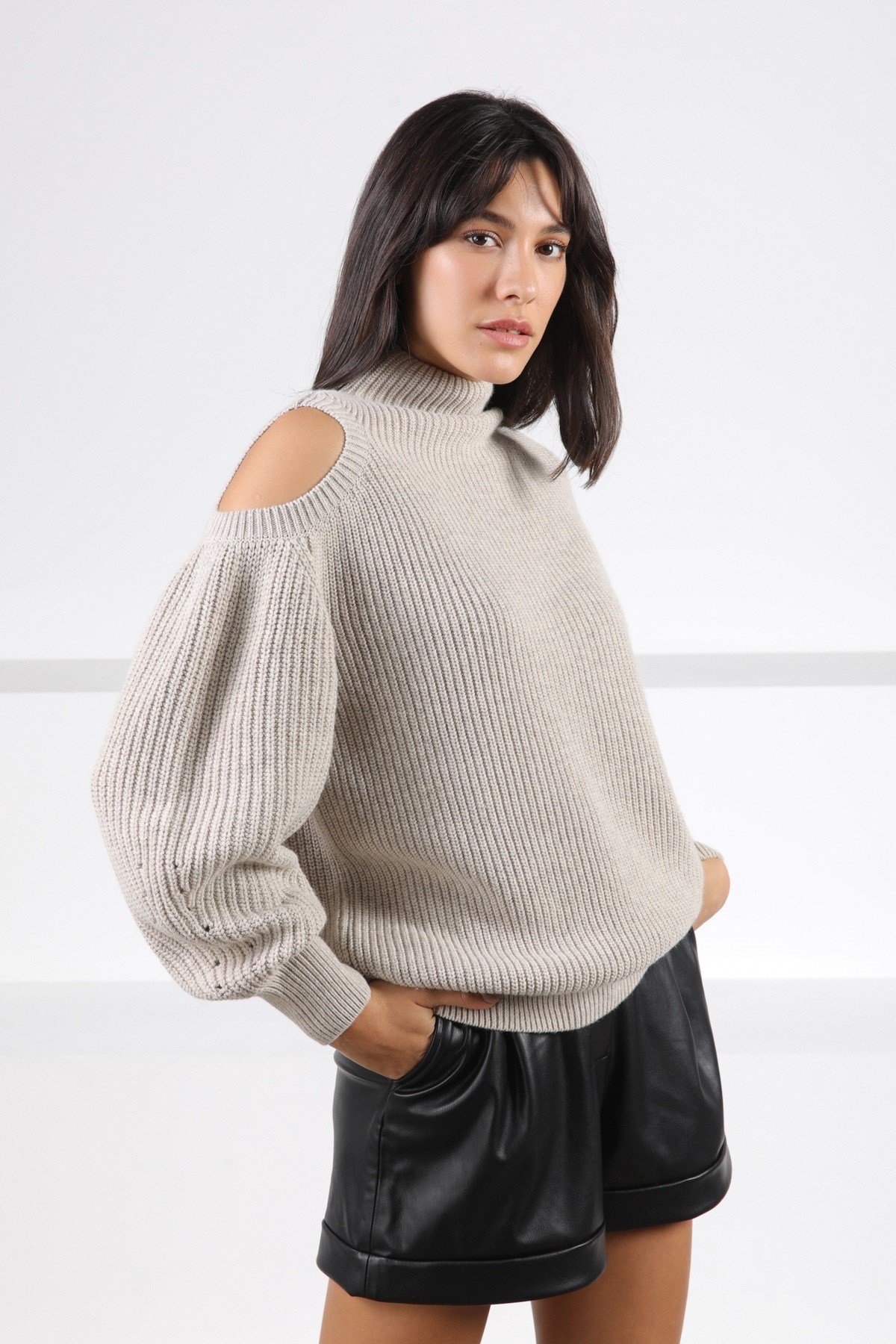 Ferraro A.Bej Uzun Kollu Omuz Detaylı Kaşmirli Kadın Triko Kazak