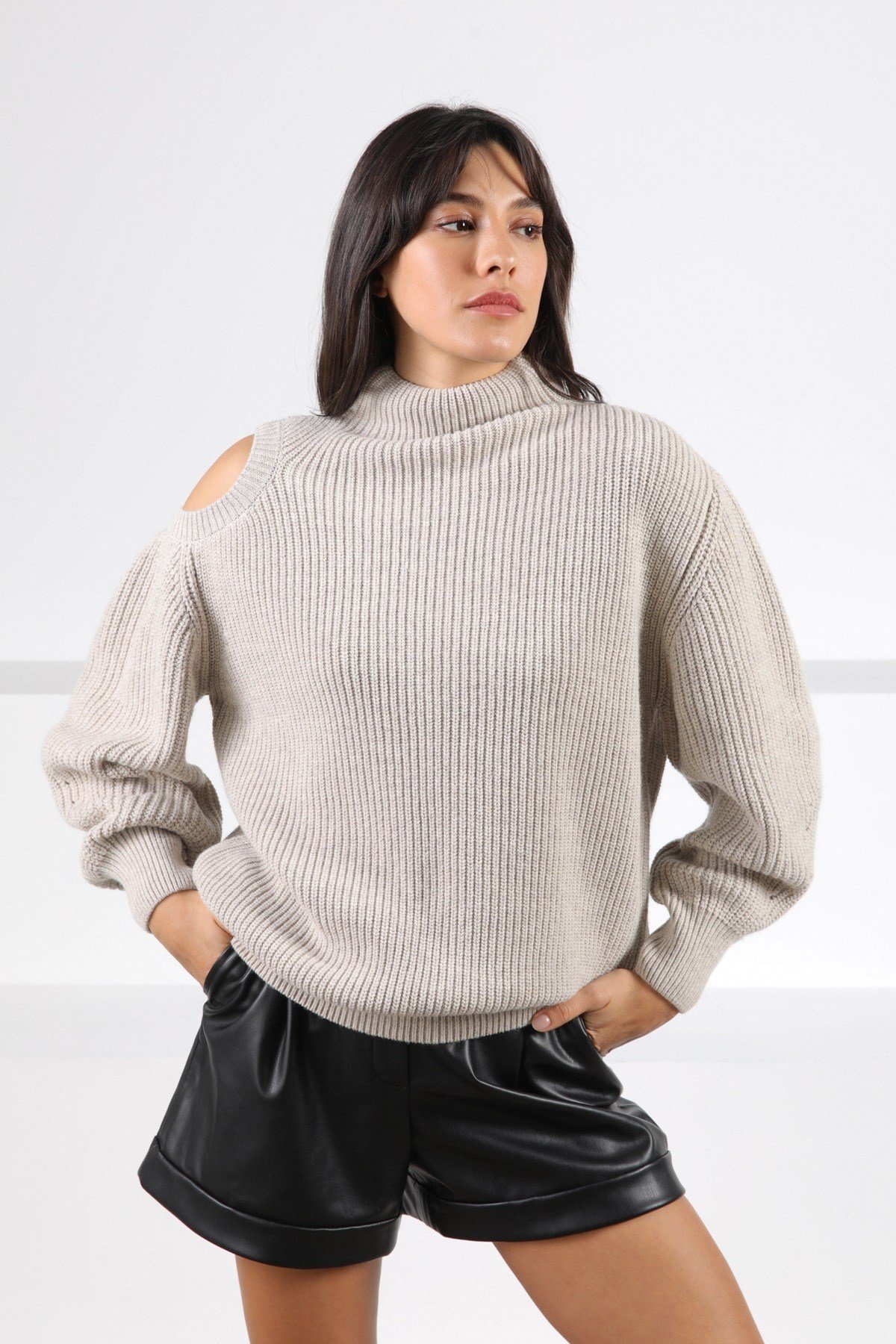 Ferraro A.Bej Uzun Kollu Omuz Detaylı Kaşmirli Kadın Triko Kazak