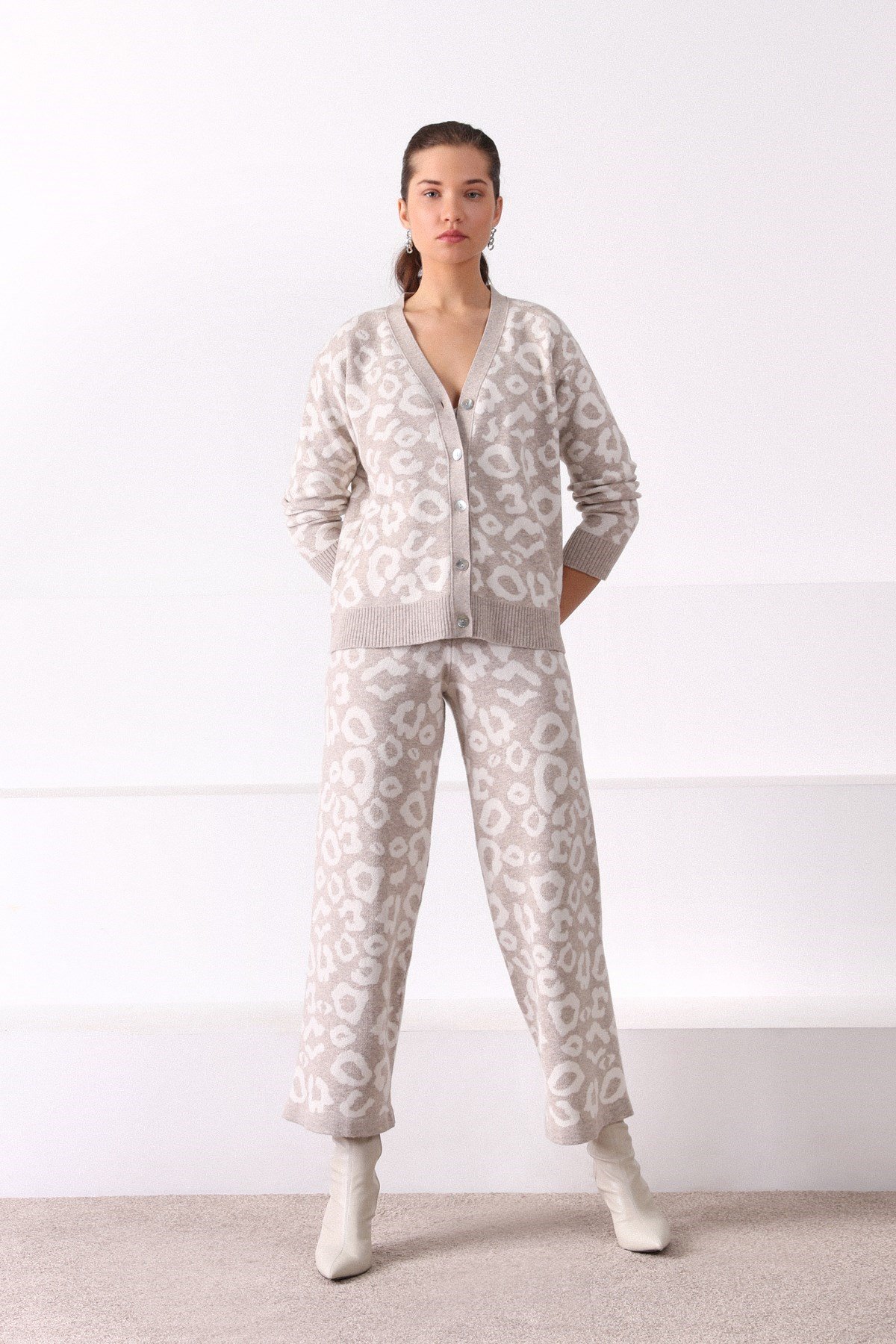 Ferraro A.Bej/Ekru Leopar Desenli Kaşmirli Kadın Triko Hırka