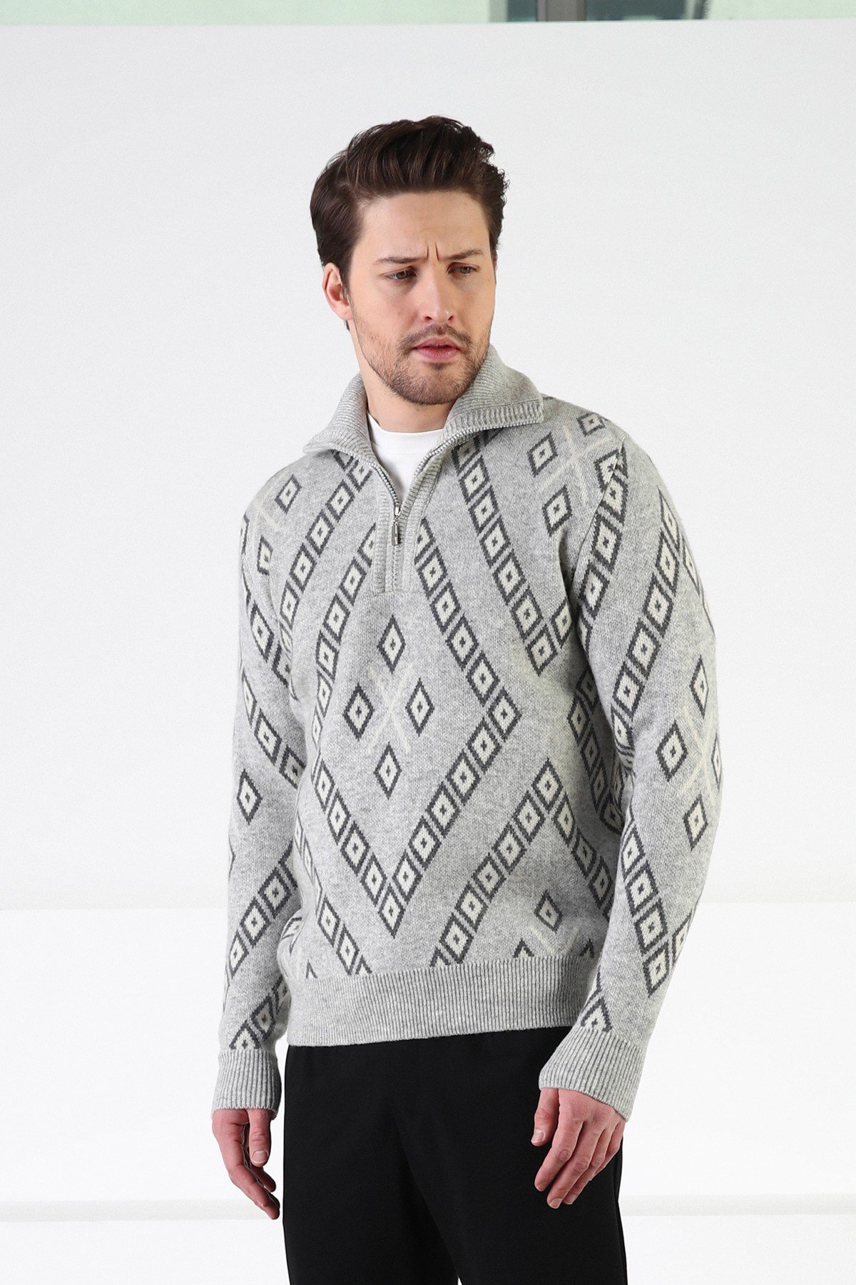 Ferraro A.Gri Kare Desenli Dik Yaka %100 Kuzu Yünü Erkek Kazak