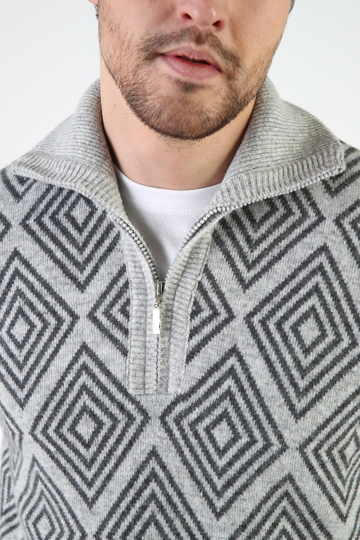 Ferraro A.Gri Kare Desenli Dik Yaka %100 Kuzu Yünü Erkek Kazak