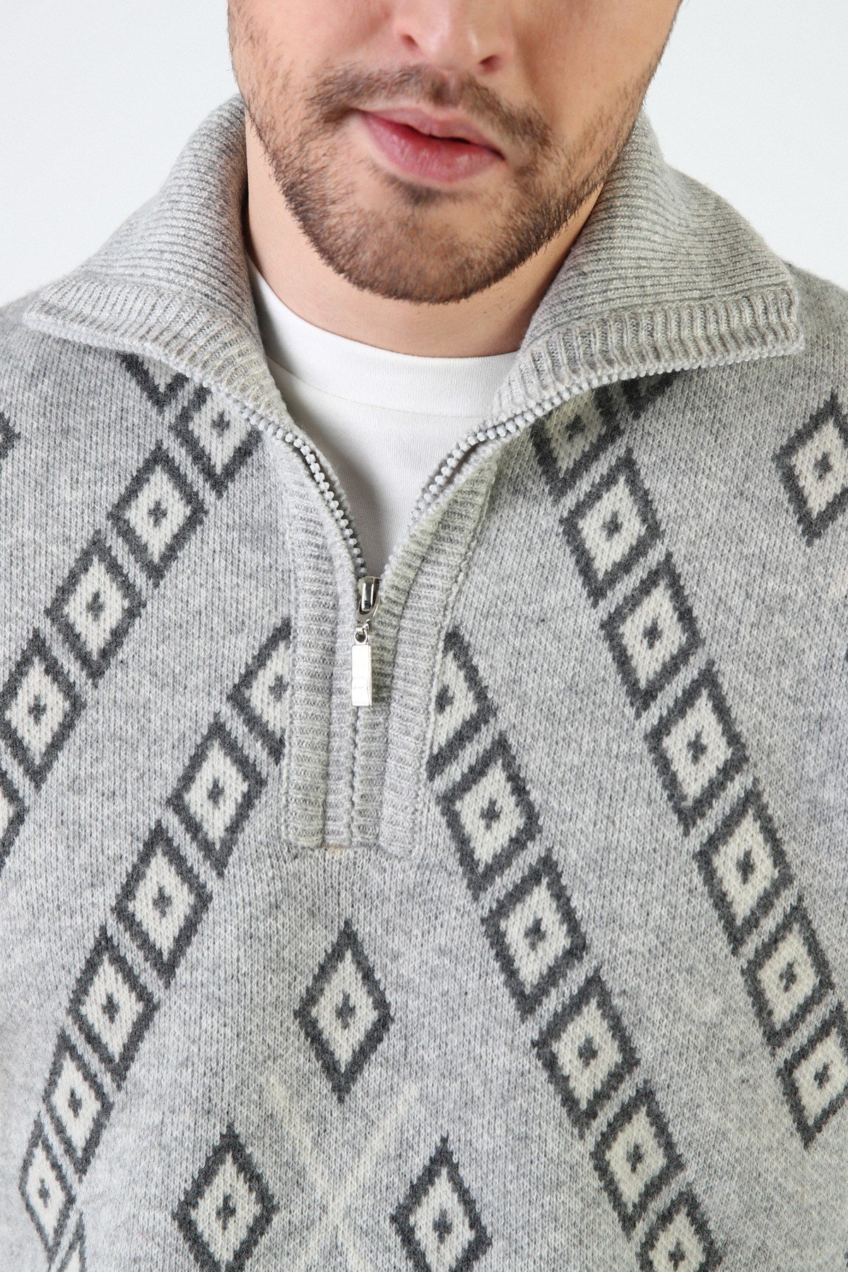 Ferraro A.Gri Kare Desenli Dik Yaka %100 Kuzu Yünü Erkek Kazak