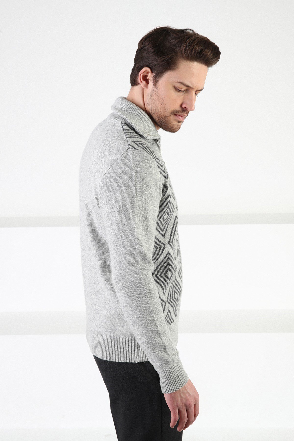 Ferraro A.Gri Kare Desenli Dik Yaka %100 Kuzu Yünü Erkek Kazak