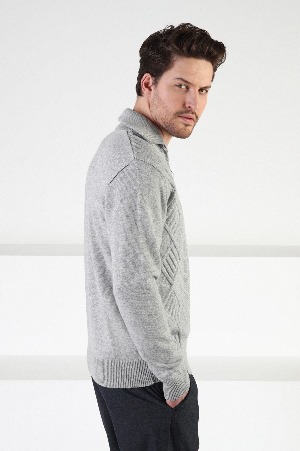 Ferraro A.Gri Kendinden Desenli Dik Yaka %100 Kuzu Yünü Erkek Kazak