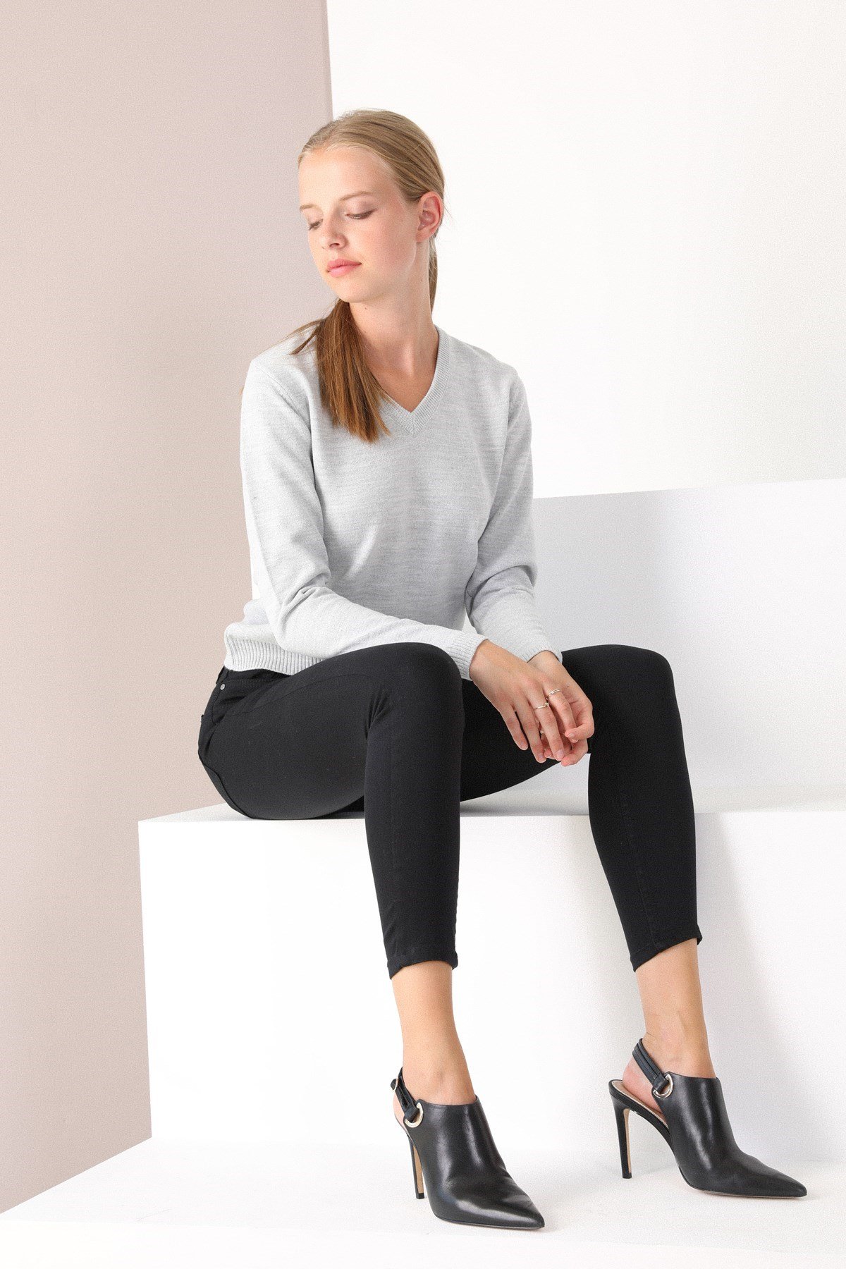 Ferraro A.Gri V Yaka Kadın Triko Kazak