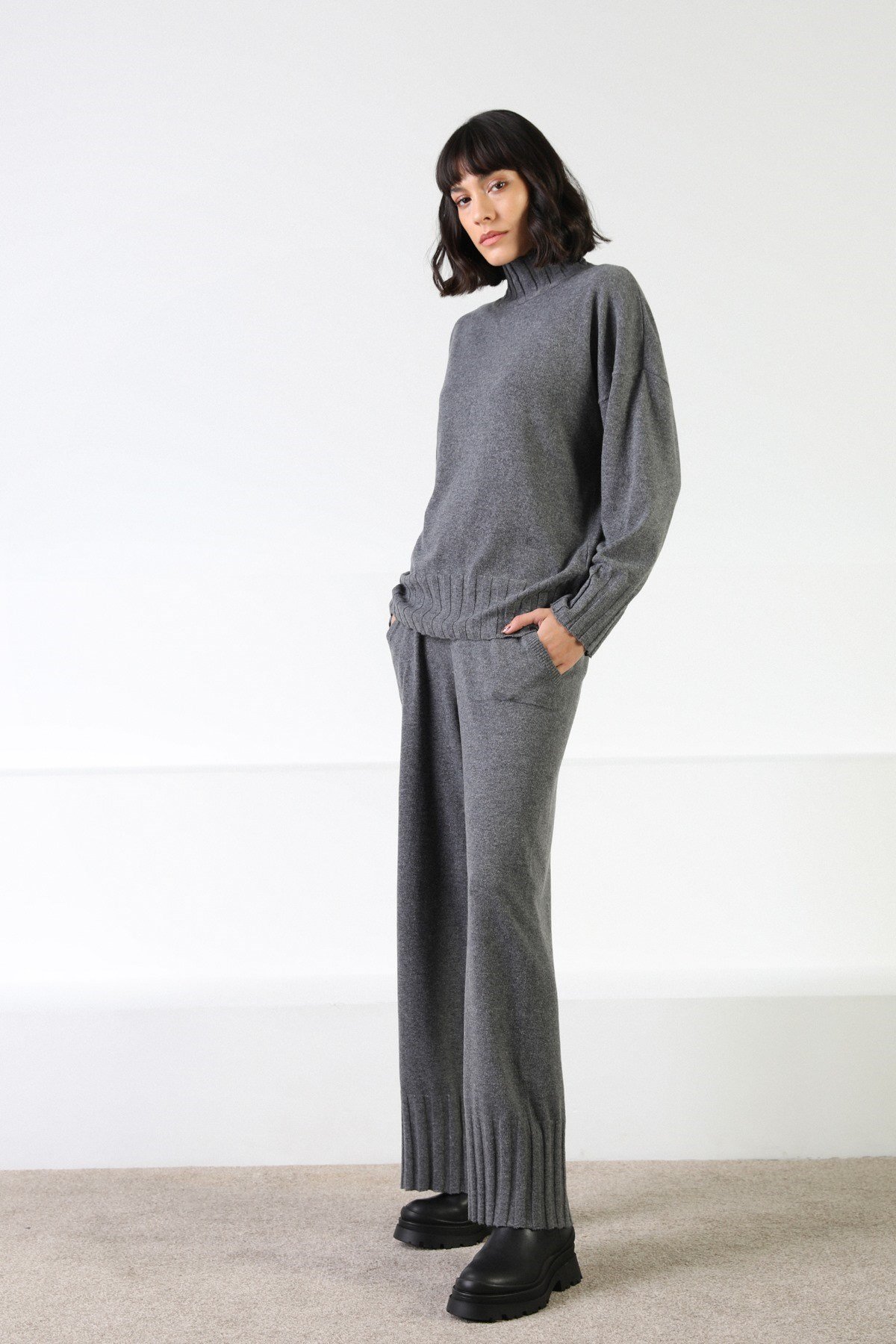 Ferraro Antrasit Kol Detay Yarım Balıkçı Yaka Kaşmirli Kadın Triko Kazak