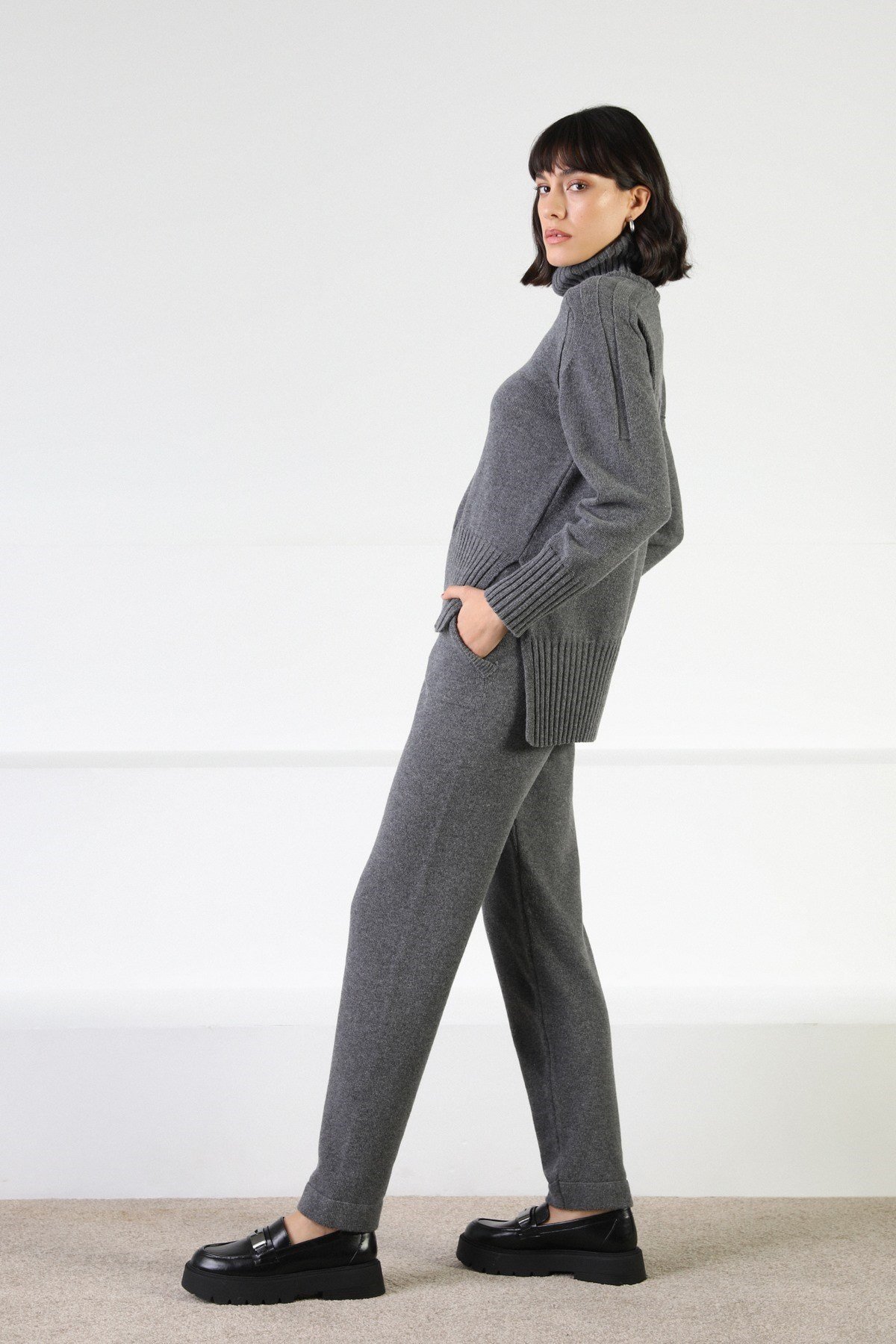 Ferraro Antrasit Uzun Kollu Yarım Balıkçı Yaka Kaşmirli Kadın Triko Kazak