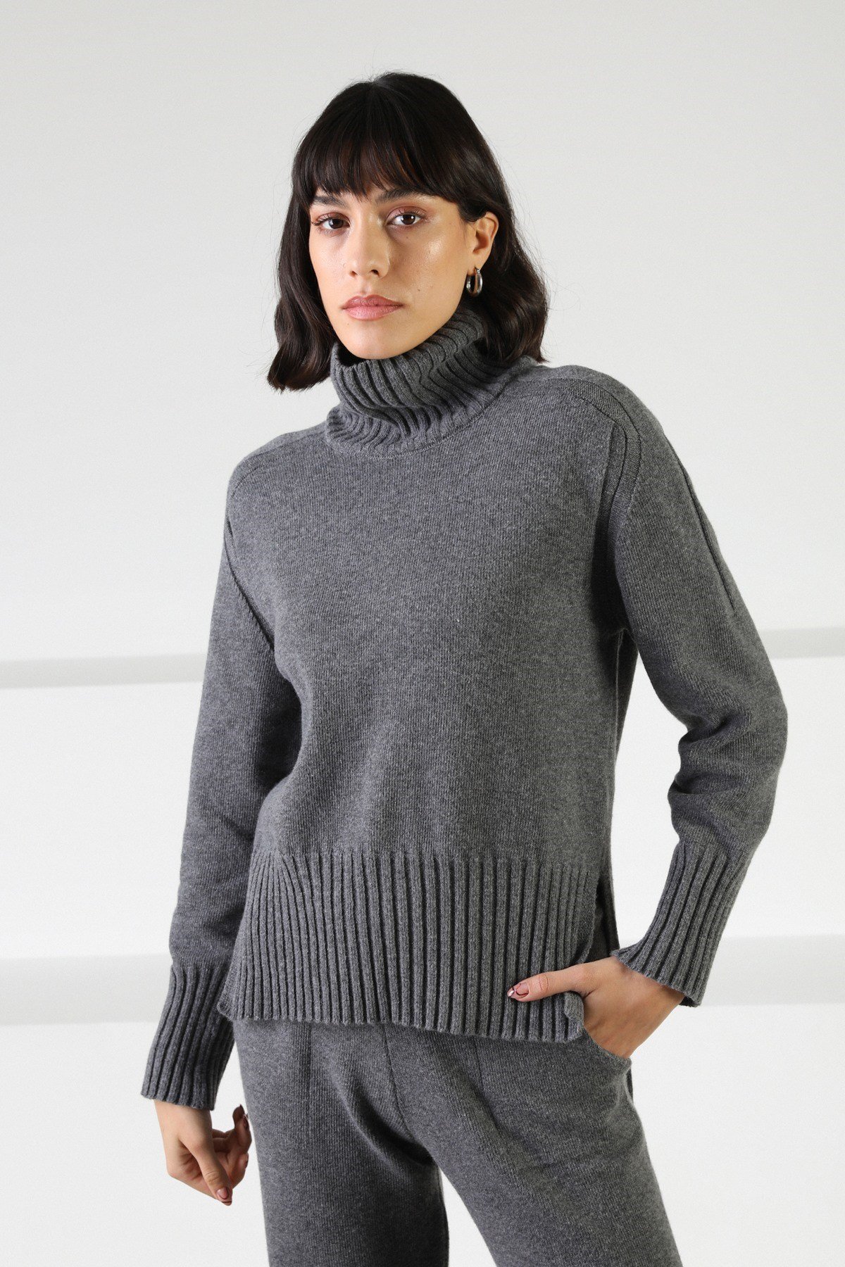 Ferraro Antrasit Uzun Kollu Yarım Balıkçı Yaka Kaşmirli Kadın Triko Kazak