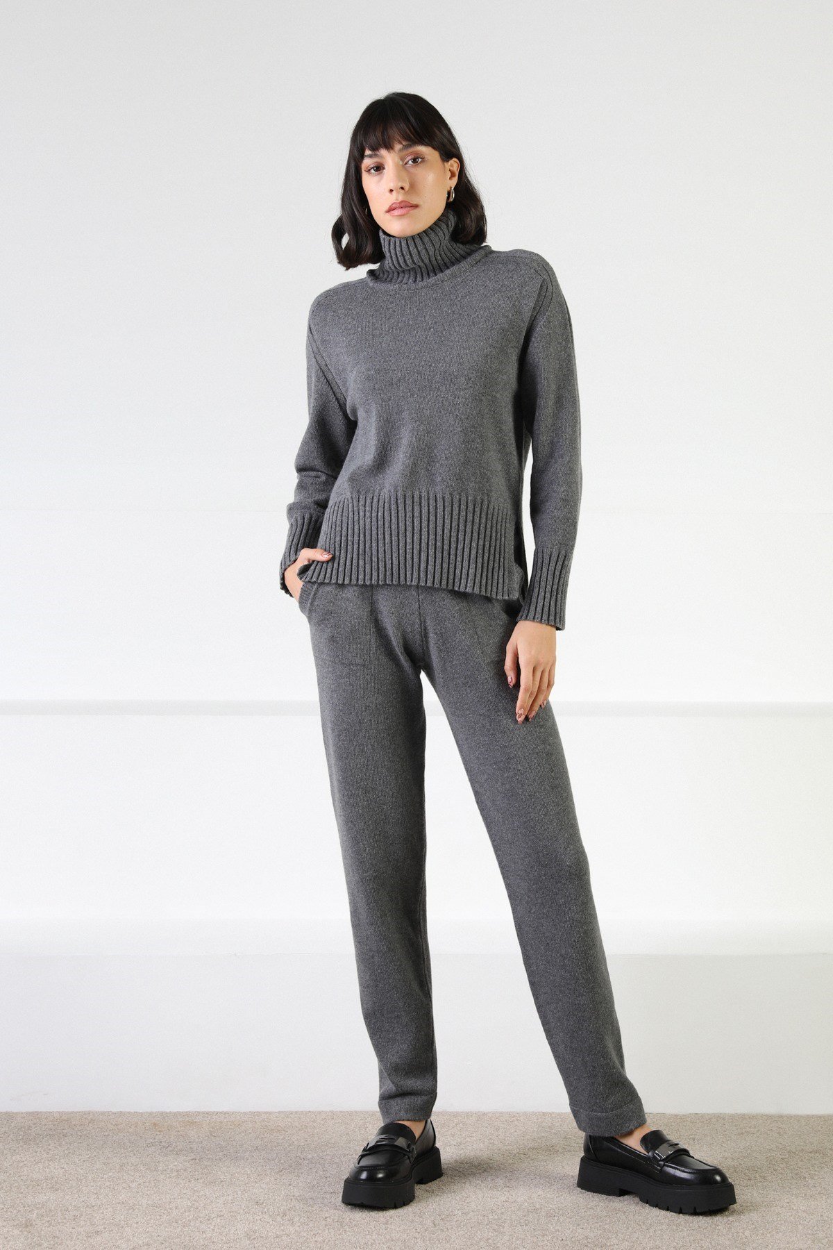 Ferraro Antrasit Uzun Kollu Yarım Balıkçı Yaka Kaşmirli Kadın Triko Kazak