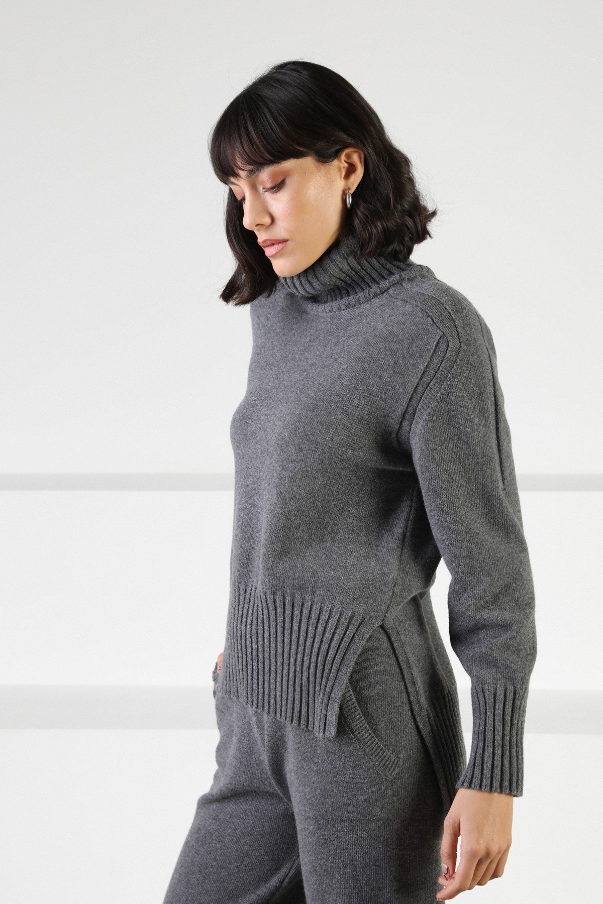 Ferraro Antrasit Uzun Kollu Yarım Balıkçı Yaka Kaşmirli Kadın Triko Kazak