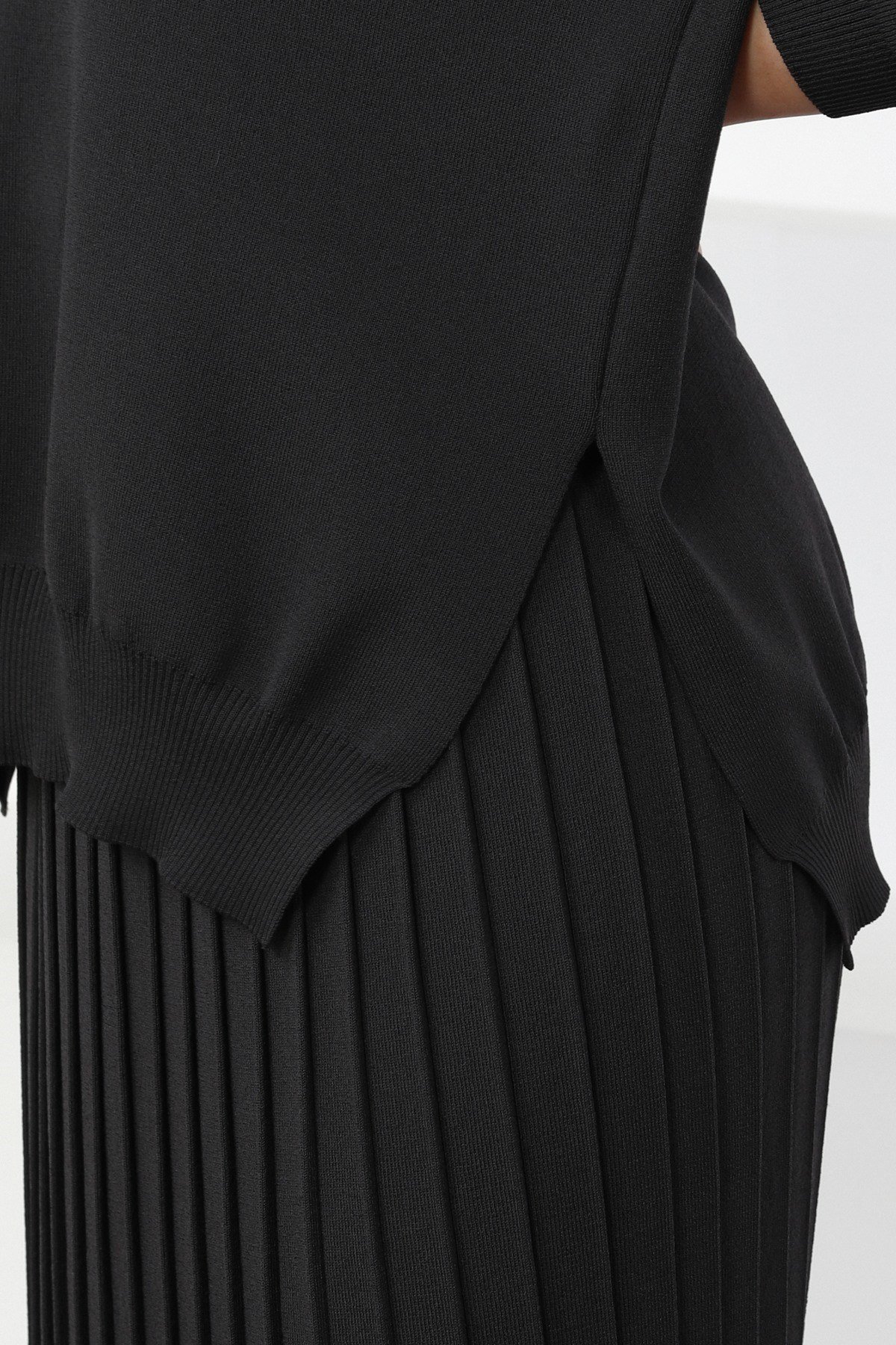 Ferraro Antrasit V Yaka Yırtmaçlı Kadın Triko Kazak