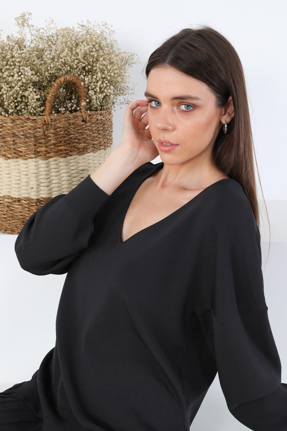 Ferraro Antrasit V Yaka Yırtmaçlı Kadın Triko Kazak