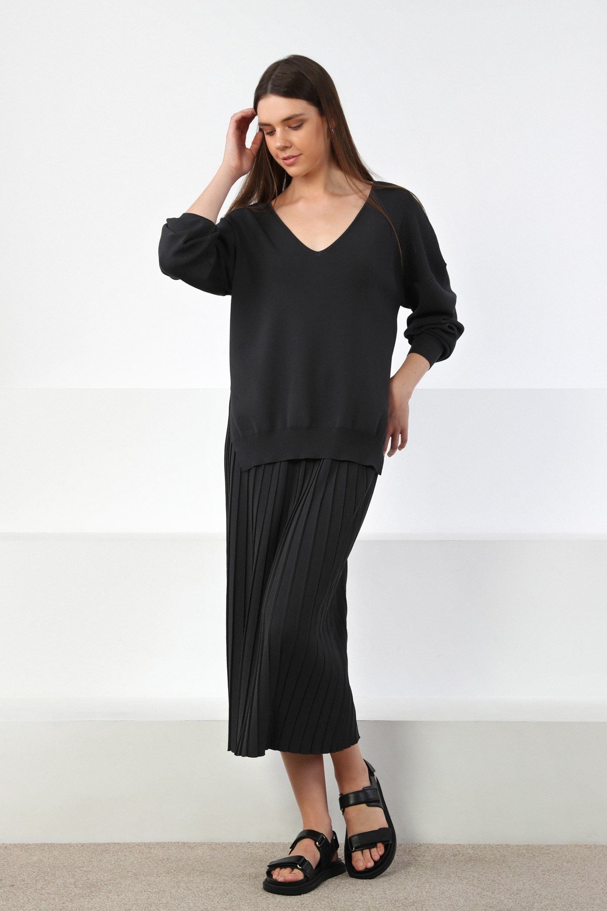 Ferraro Antrasit V Yaka Yırtmaçlı Kadın Triko Kazak