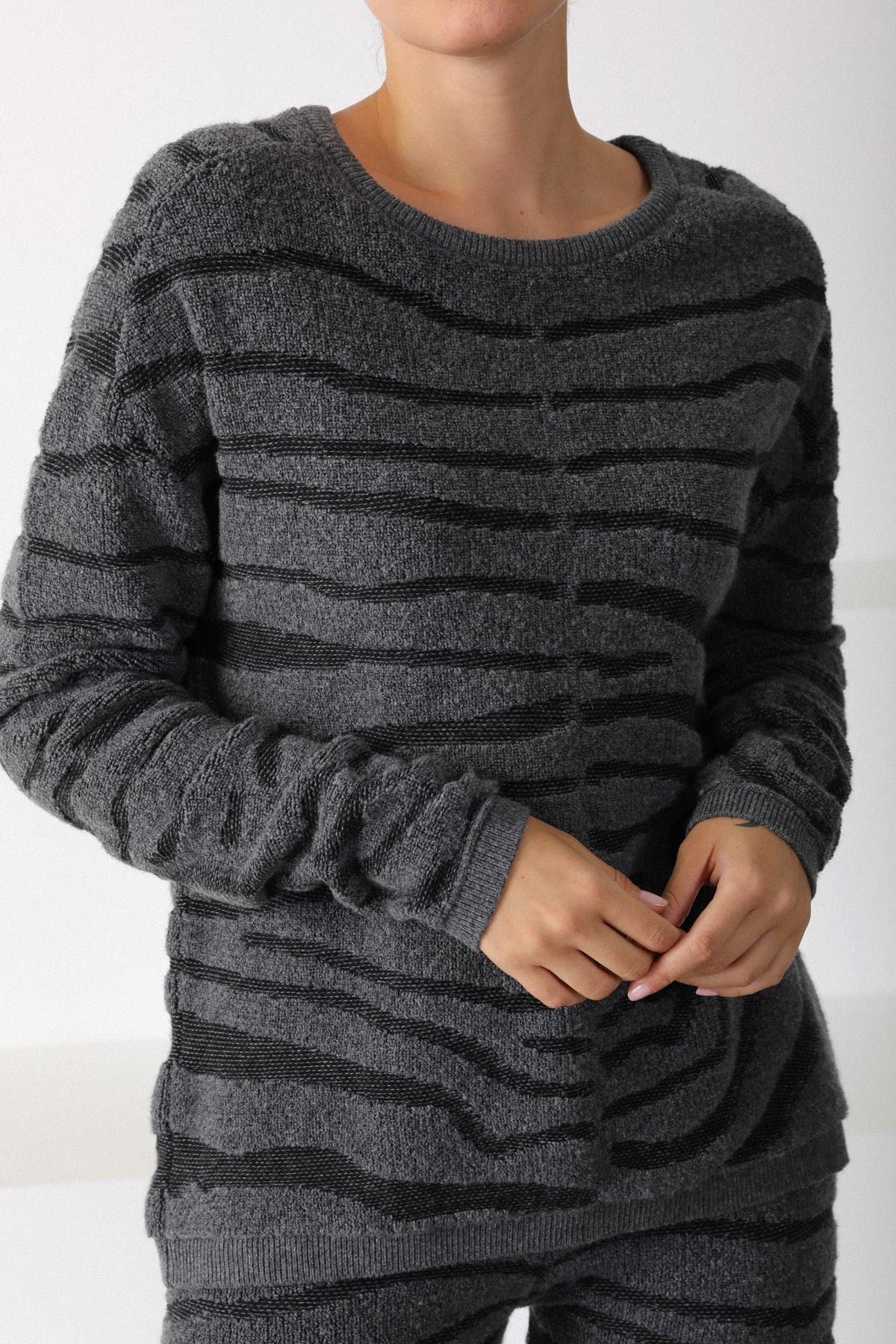 Ferraro Antrasit Zebra Desenli Kadın Triko Kazak