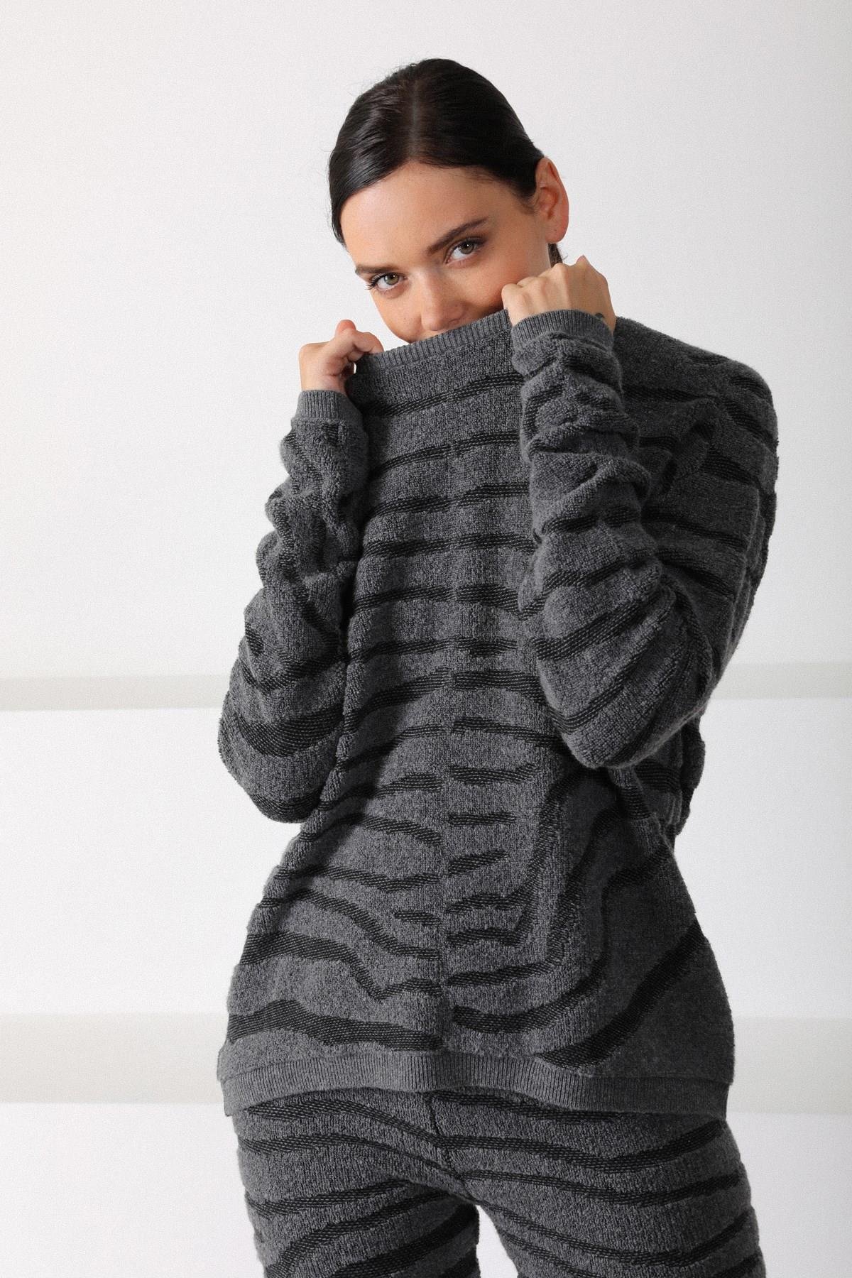 Ferraro Antrasit Zebra Desenli Kadın Triko Kazak