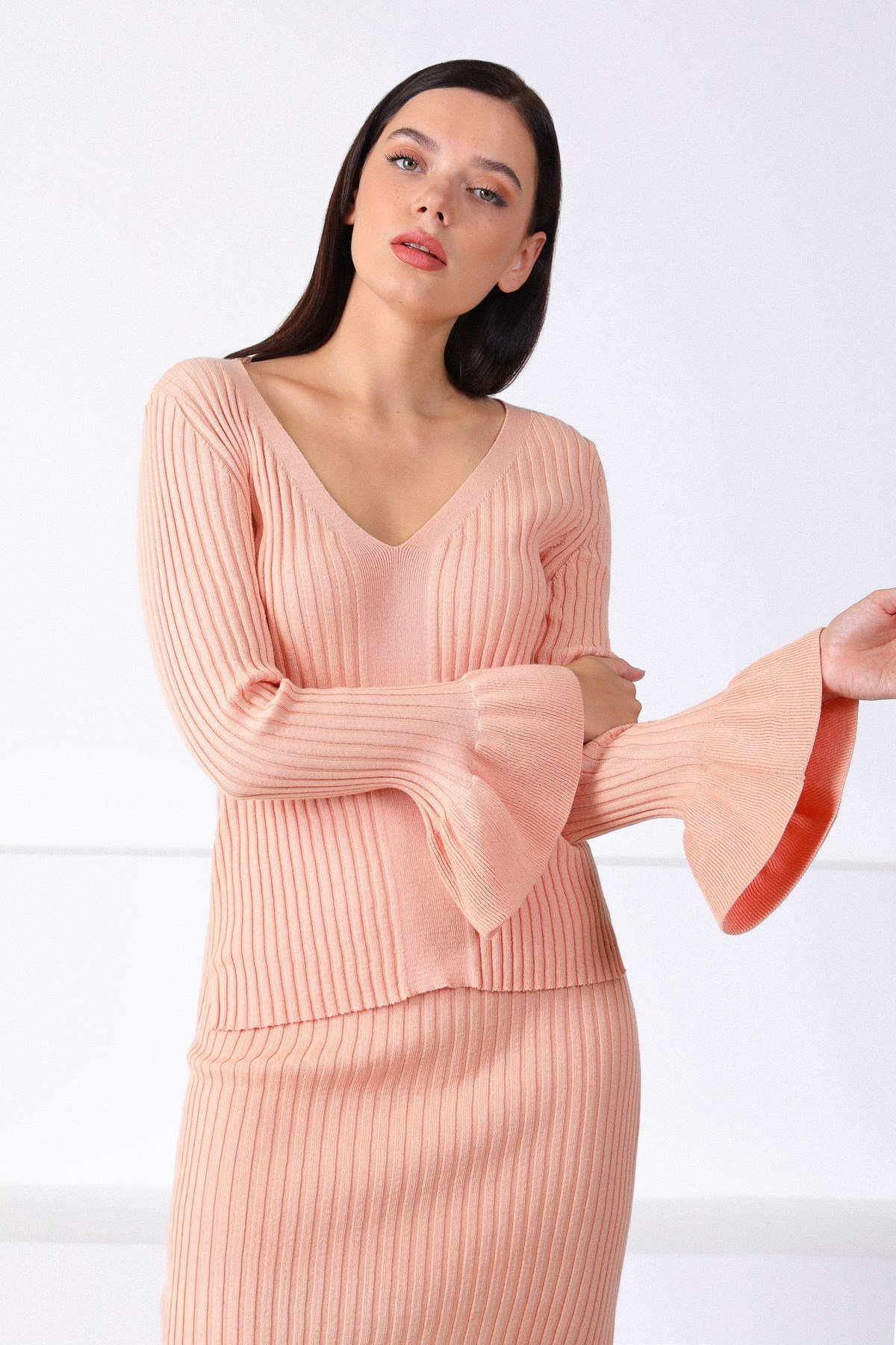 Ferraro Apricot V Yaka Kol Volanlı Kadın Triko Kazak