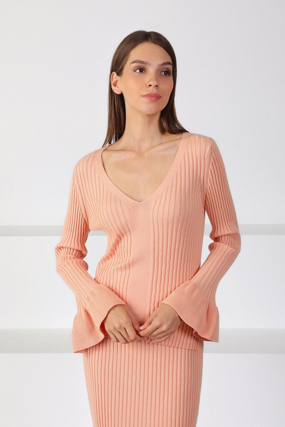 Ferraro Apricot V Yaka Kol Volanlı Kadın Triko Kazak