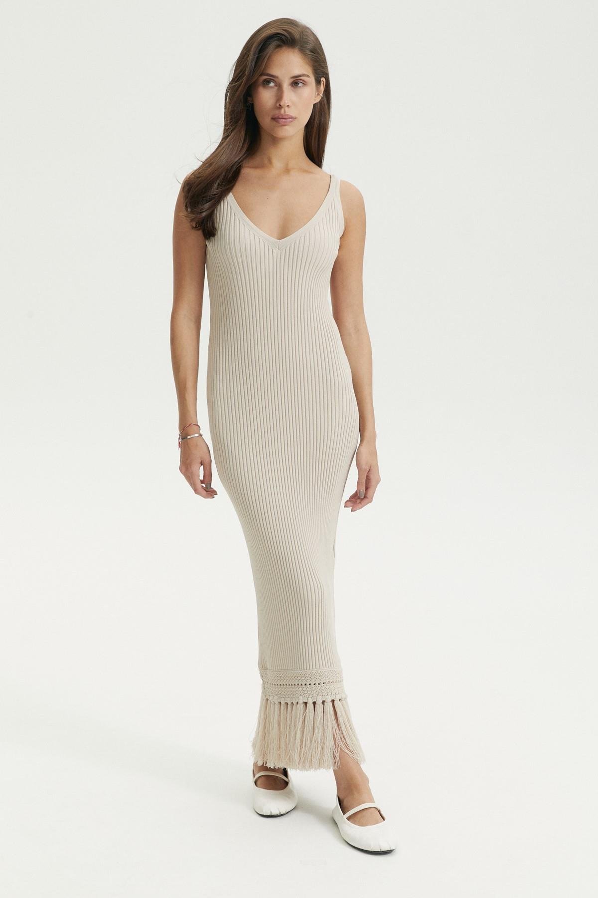 Ferraro Bej V Yaka Püsküllü Midi Boy Kadın Triko Elbise