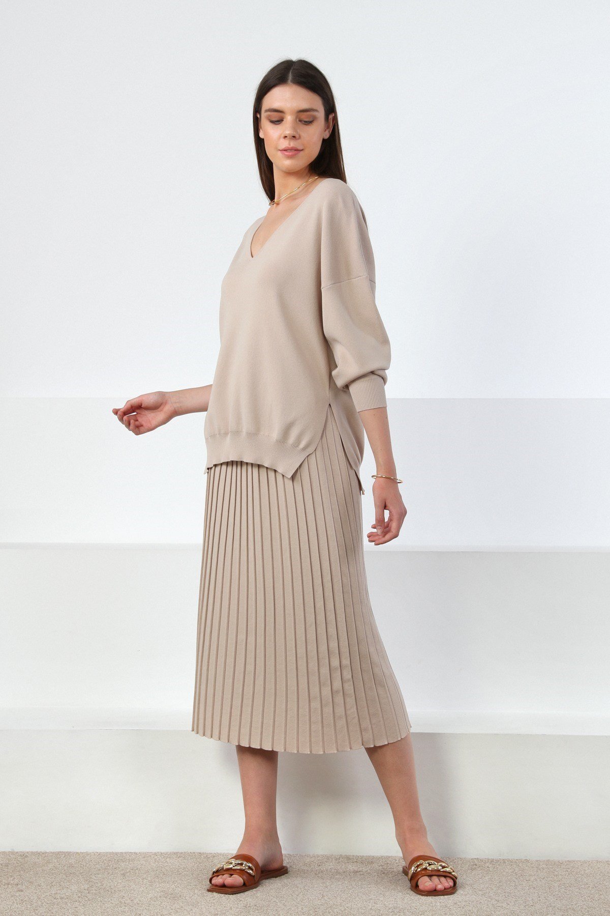 Ferraro Bej V Yaka Yırtmaçlı Kadın Triko Kazak