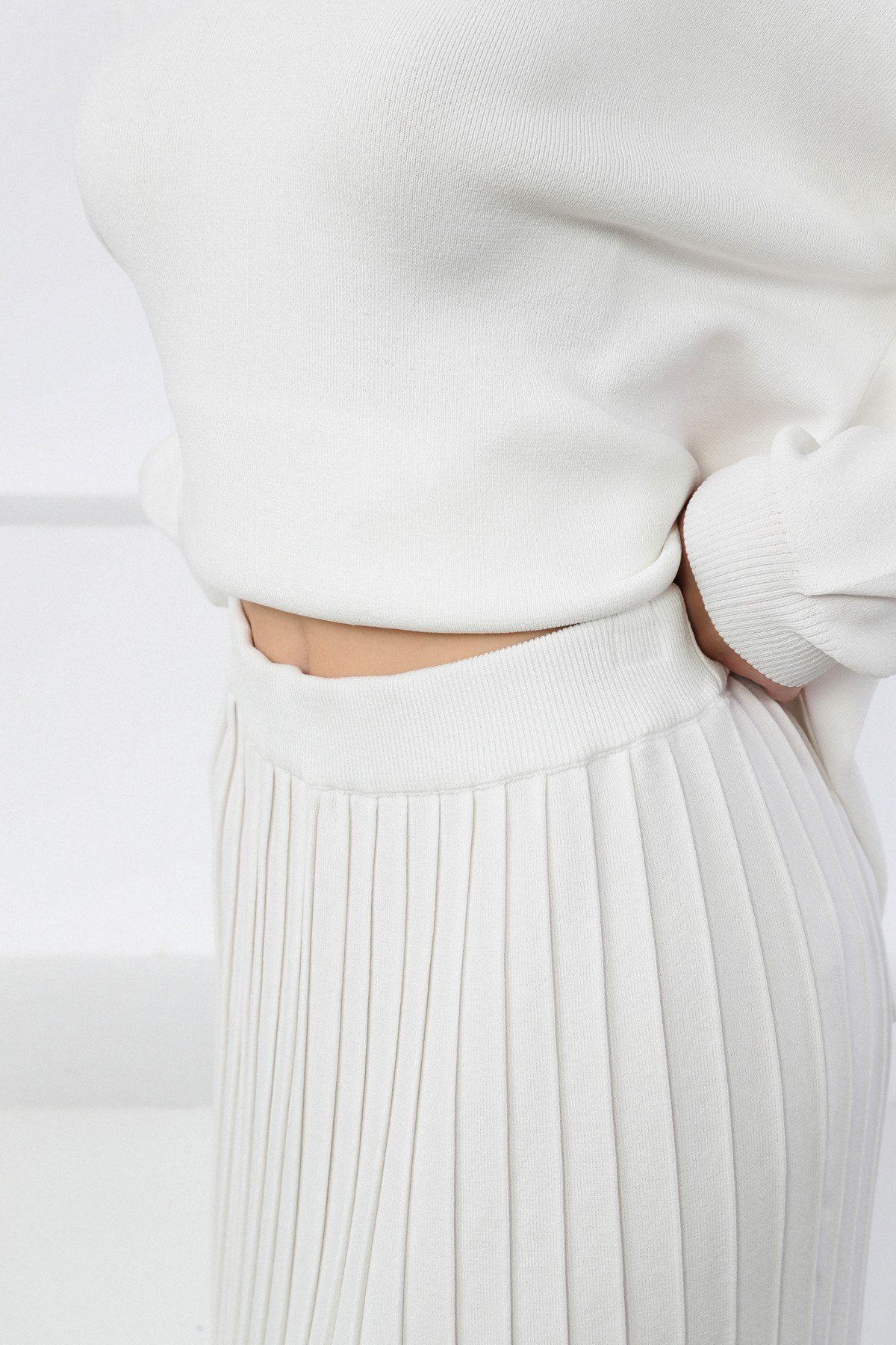 Ferraro Beyaz Midi Boy Pileli Kadın Triko Etek