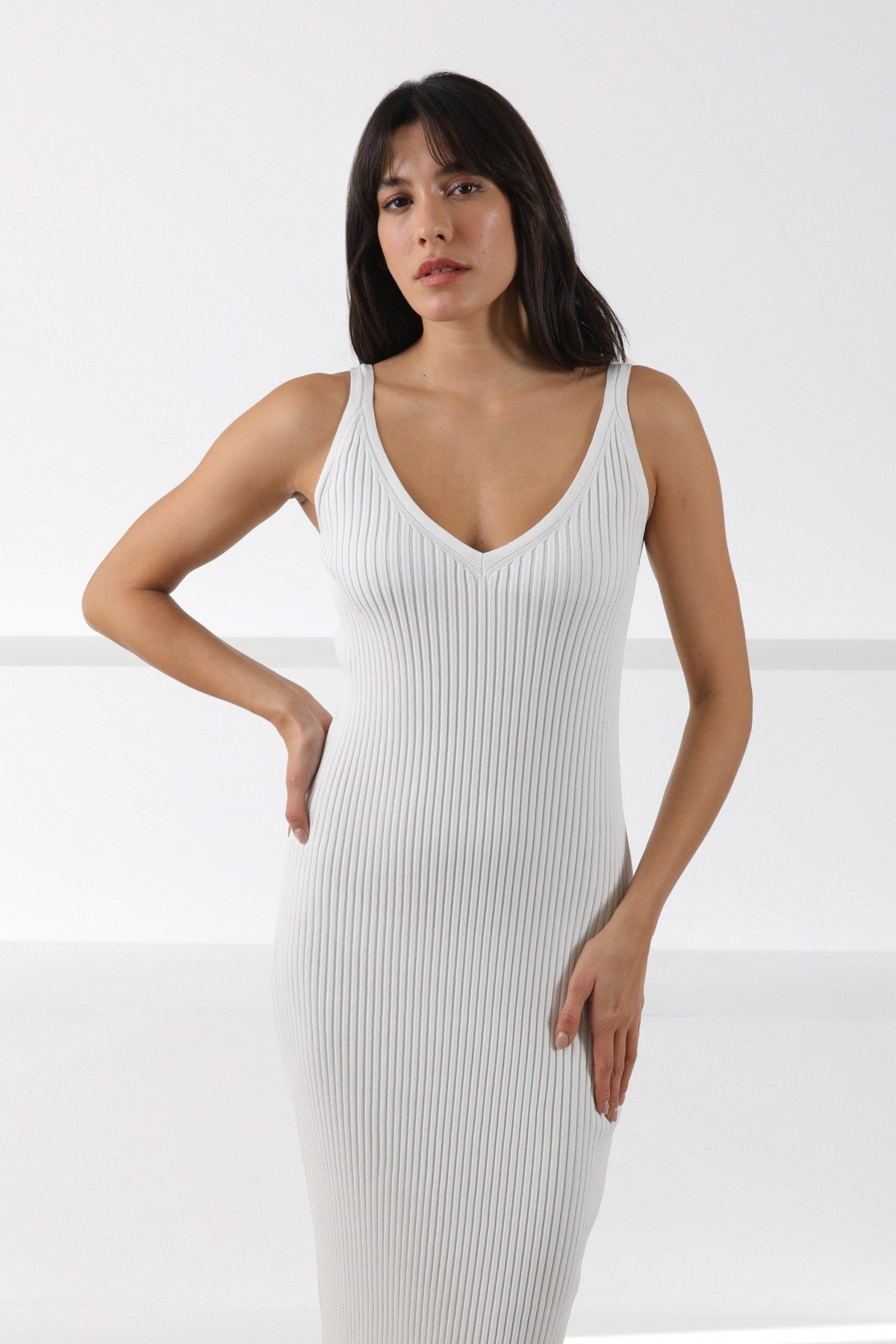 Ferraro Beyaz V Yaka Püsküllü Midi Boy Kadın Triko Elbise