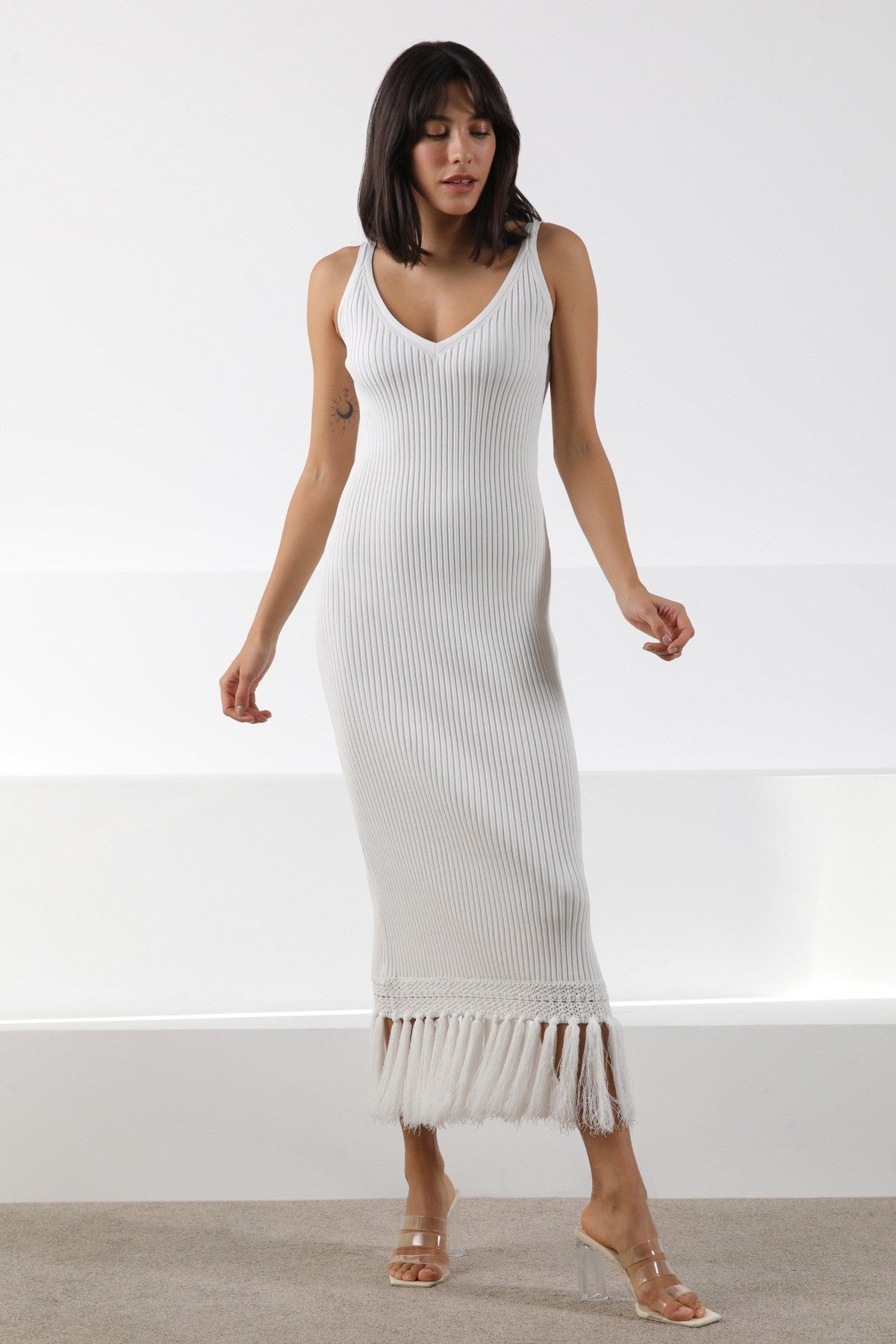 Ferraro Beyaz V Yaka Püsküllü Midi Boy Kadın Triko Elbise