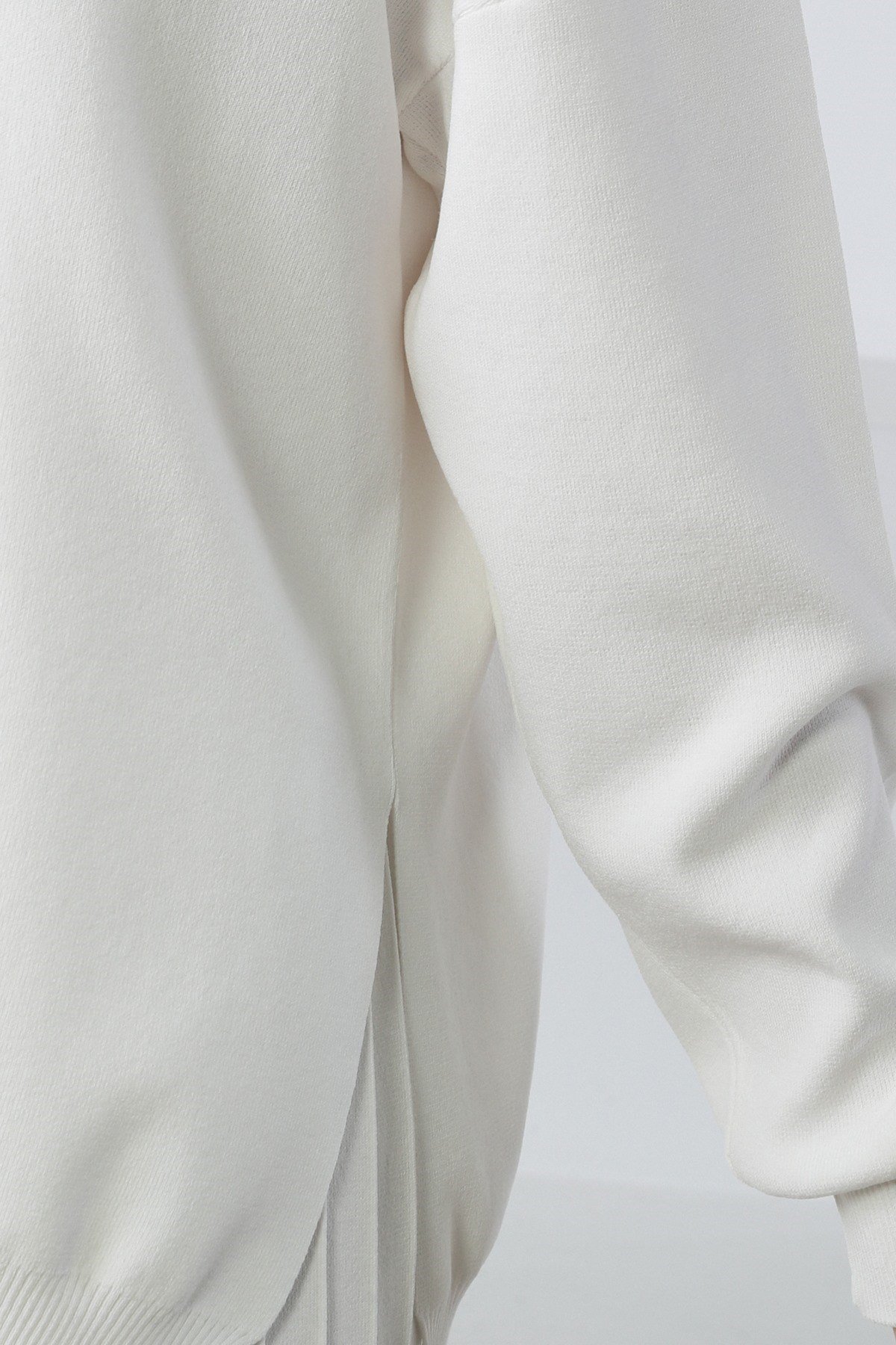 Ferraro Beyaz V Yaka Yırtmaçlı Kadın Triko Kazak