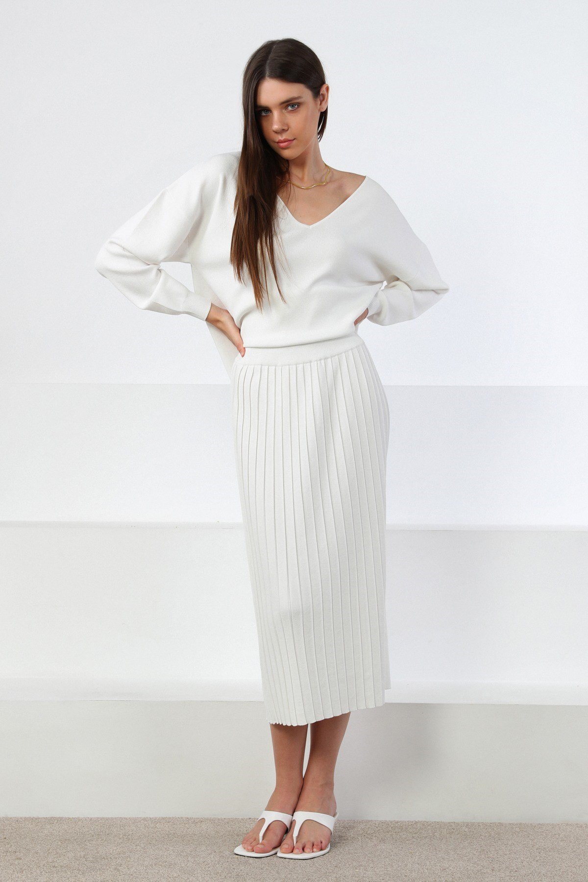 Ferraro Beyaz V Yaka Yırtmaçlı Kadın Triko Kazak